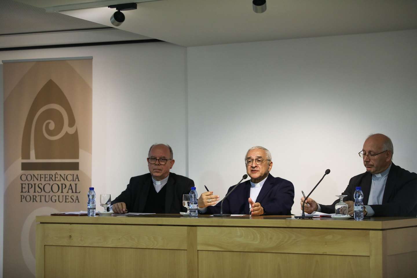 O bispo de Leiria e Fátima e presidente da Conferência Episcopal Portuguesa (CEP), Dom José Ornelas (C), acompanhado pelo bispo de Coimbra, Virgilio Antunes (D), e pelo padre Manuel Barbosa (E), fala aos jornalistas durante a conferência de imprensa relativa aos trabalhos da Conferência Episcopal Portuguesa, que reuniu em plenário os bispos das dioceses portuguesas no Santuário de Fátima, 16 de novembro de 2023. PAULO CUNHA/LUSA