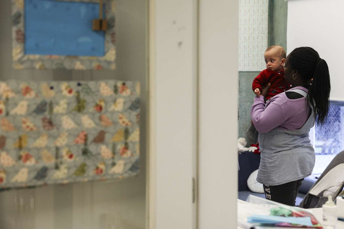Uma auxiliar de educação e uma criança do Centro Infantil Maria Monserrate (CIMM), que enveredou por um projeto-piloto da creche com semana dos quatro dias, Lisboa 30 de novembro de 2023. (ACOMPANHA TEXTO DE 03 DE DEZEMBRO DE 2023). TIAGO PETINGA/LUSA