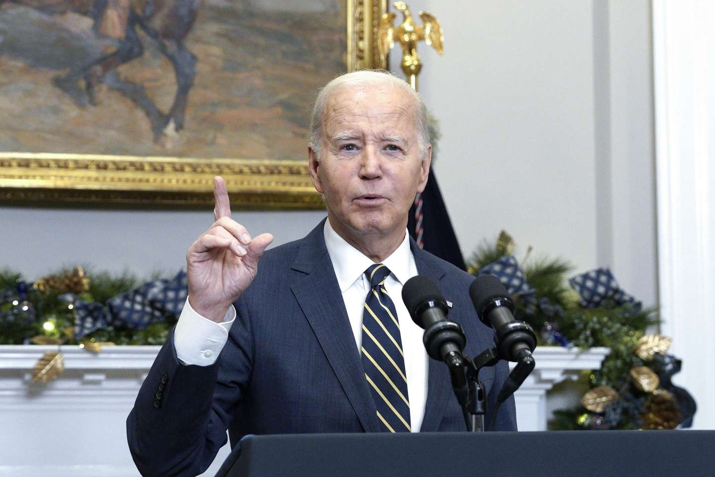 epa11014143 US President Joe Biden delivers remarks urging Congress to pass his national security supplemental request, including funding to support Ukraine, from the Roosevelt Room at the White House in Washington, DC, USA, 06 December 2023.  EPA/YURI GRIPAS / POOL world rights