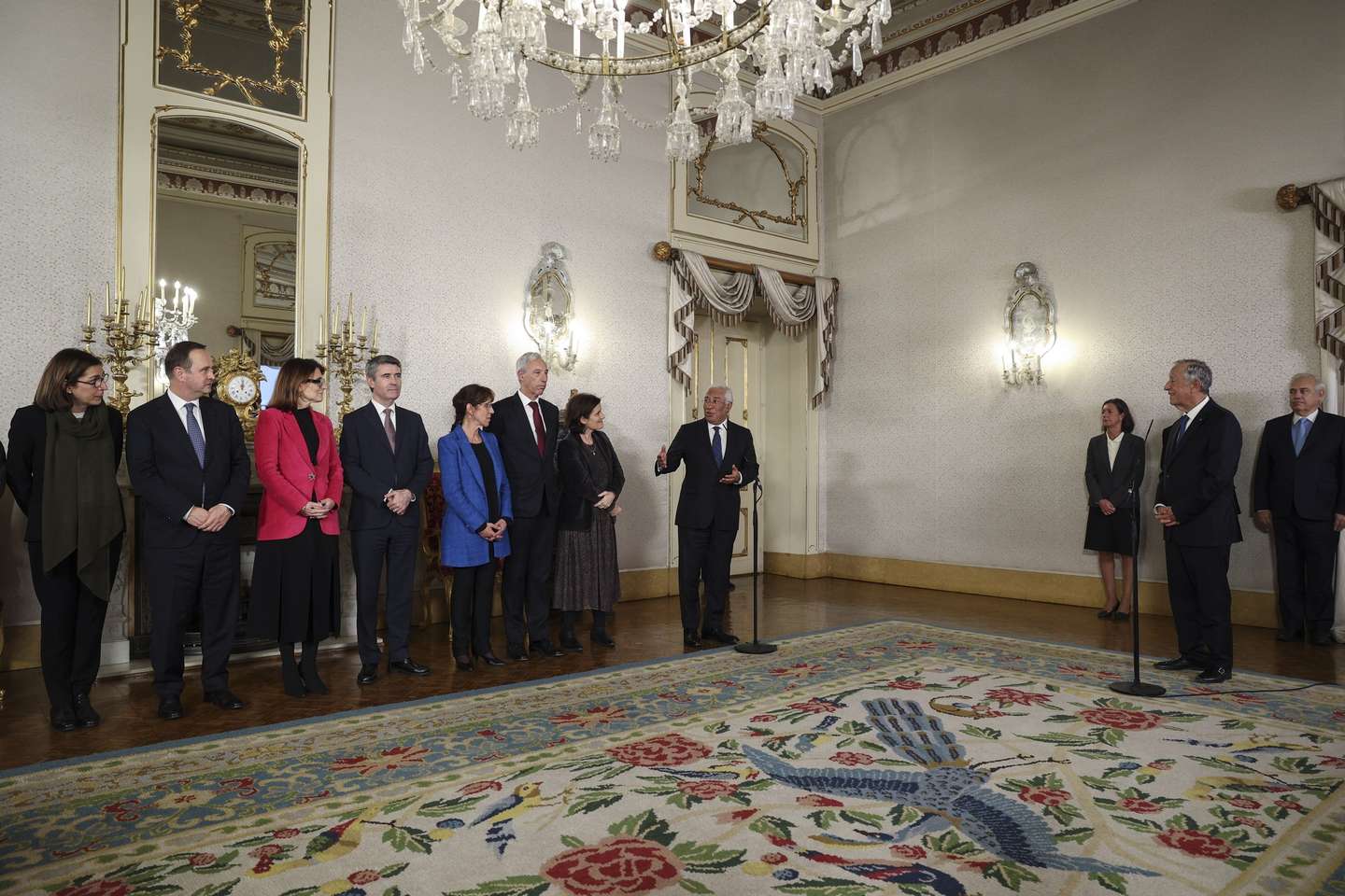 O o primeiro-ministro, António Costa (C), intervém, durante a cerimónia de apresentação de cumprimentos de boas festas do XXIII Governo Constitucional ao Presidente da República, Marcelo Rebelo de Sousa (2-D), no Palácio de Belém em Lisboa, 21 de dezembro de 2023. MIGUEL A. LOPES/LUSA