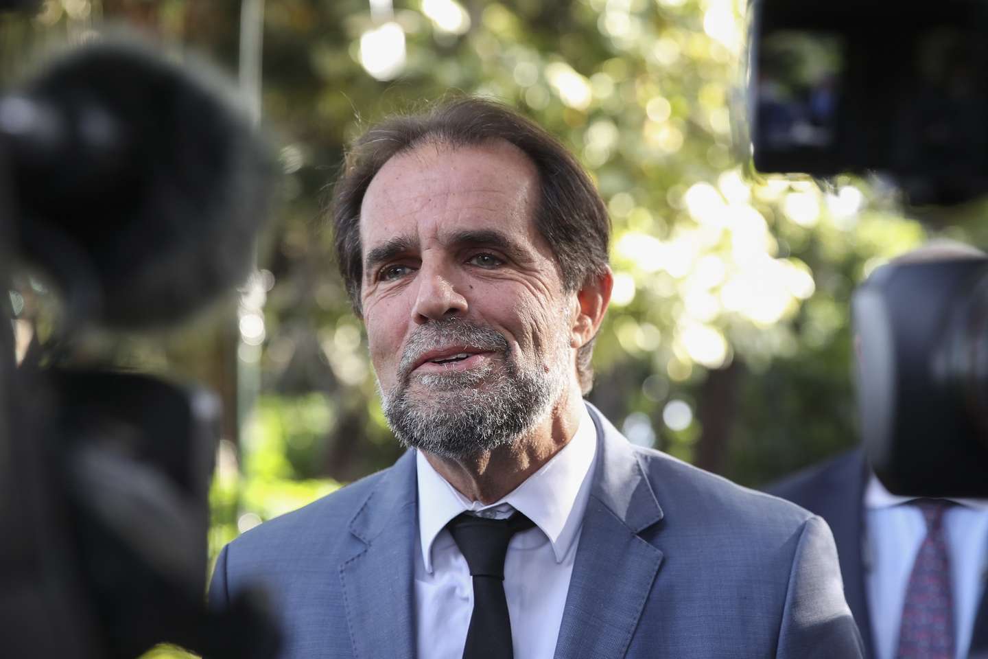 O presidente do Governo Regional da Madeira, Miguel Albuquerque, durante uma declaração aos jornalistas, Funchal, 24 de janeiro de 2024. A Polícia Judiciária (PJ) realizou hoje cerca de 130 buscas domiciliárias e não domiciliárias relacionadas com três inquéritos dirigidos pelo Departamento Central de Investigação e Ação Penal (DCIAP), nos quais são investigados crimes de corrupção ativa e passiva, participação económica em negócio, prevaricação, recebimento ou oferta indevidos de vantagem, abuso de poderes e tráfico de influência. HOMEM GOUVEIA/LUSA