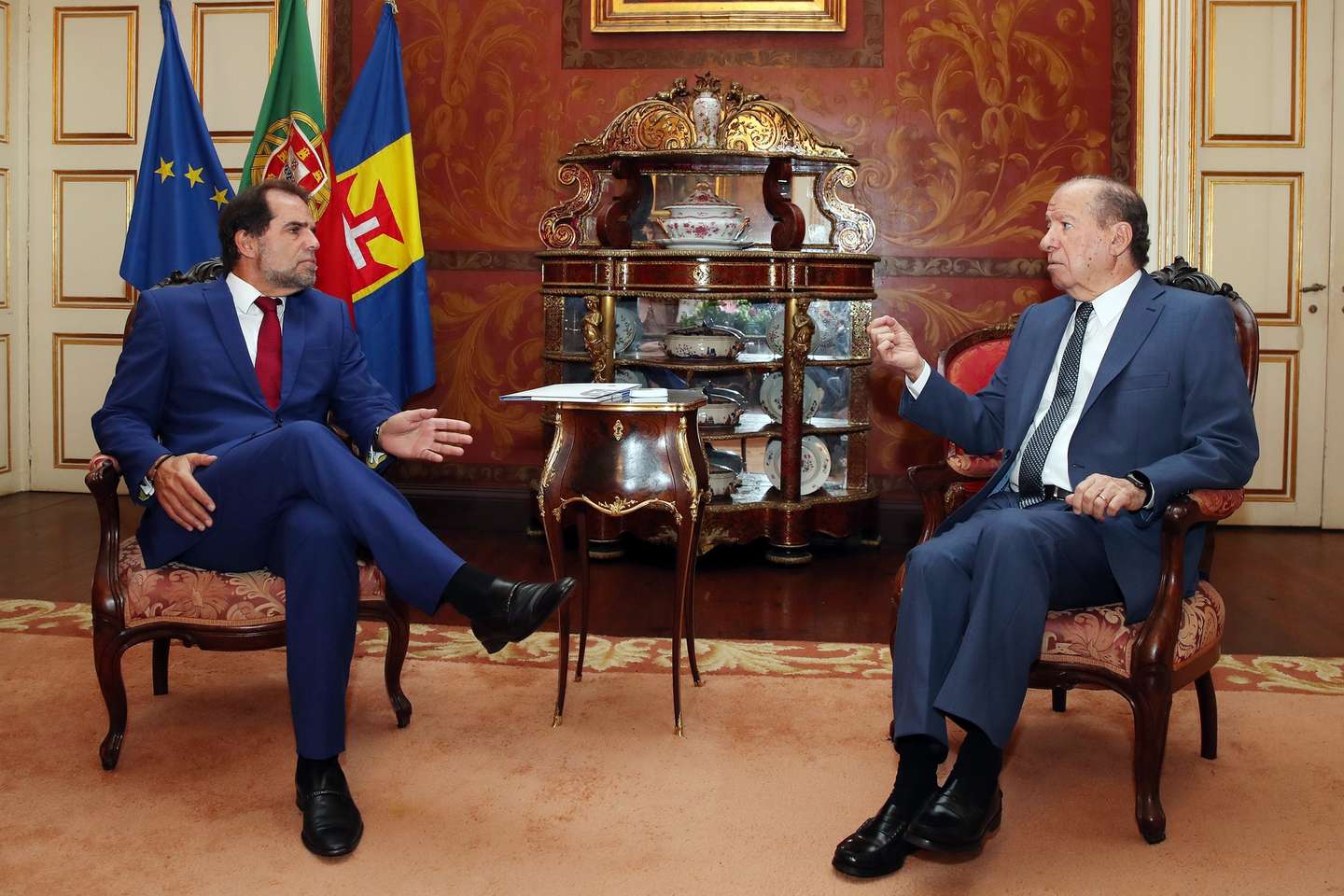 O Representante da República para a Região Autónoma da Madeira, Ireneu Cabral Barreto (D ), durante uma reunião com o Presidente do Governo Regional da Madeira, Miguel Albuquerque, no Palácio de São Lourenço, no Funchal, 29 de janeiro de 2024. HOMEM DE GOUVEIA/LUSA