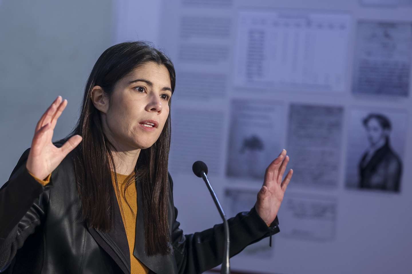 A coordenadora do Bloco de Esquerda (BE), Mariana Mortágua durante a intervenção na sessão "Fazer o que nunca foi feito", sobre as principais propostas do programa do Bloco de Esquerda (BE), no Café Santa Cruz, em Coimbra, 4 de fevereiro de 2024. PAULO NOVAIS/LUSA
