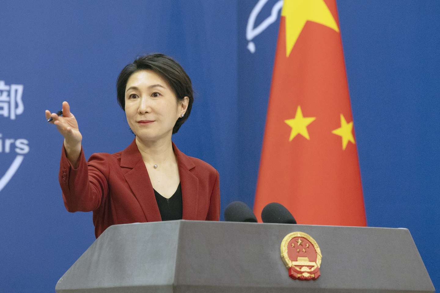 epa11165756 China’s Ministry of Foreign Affairs spokesperson, Mao Ning, gestures during a press conference in Beijing, China, 19 February 2024. Mao Ning declined to comment when she was asked about the death of Russian opposition leader and outspoken Kremlin critic Alexei Navalny.  EPA/ANDRES MARTINEZ CASARES