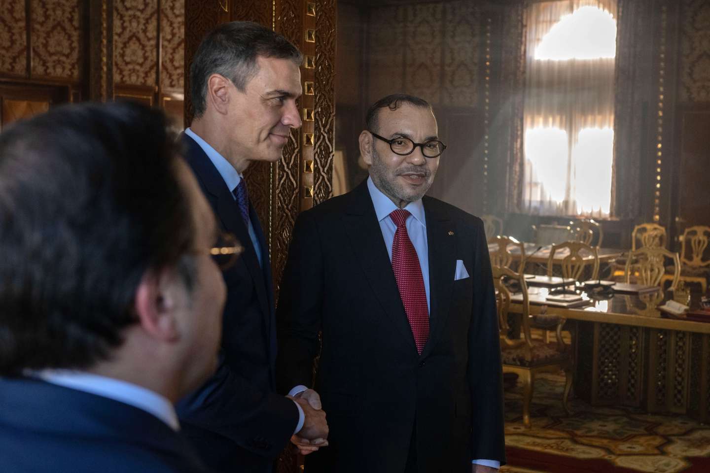 epa11170533 Moroccan King Mohammed VI (R) receives Spanish Prime Minister Pedro Sanchez (2-R), at the Royal Palace in Rabat, Morocco, 21 February 2024. Sanchez is on an official visit to Morocco.  EPA/JALAL MORCHIDI / POOL