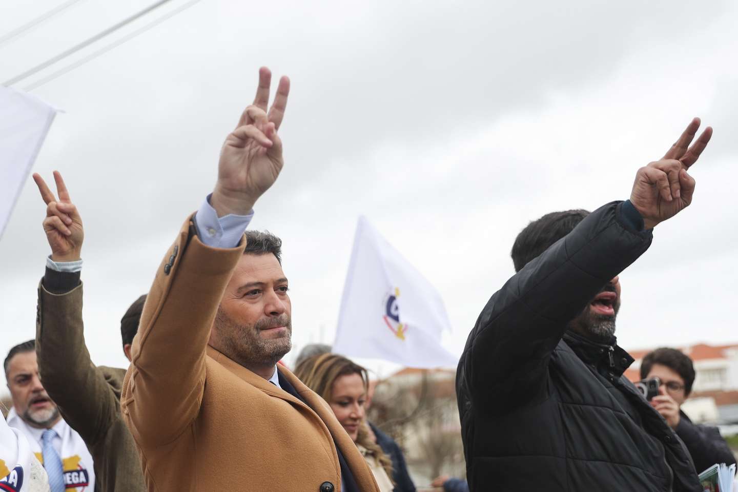 O presidente do Chega, André Ventura, participa numa arruada, na Praia da Areia Branca, Lourinhã, 24 de fevereiro de 2024. As eleições legislativas têm lugar a 10 de março. PAULO CUNHA/LUSA