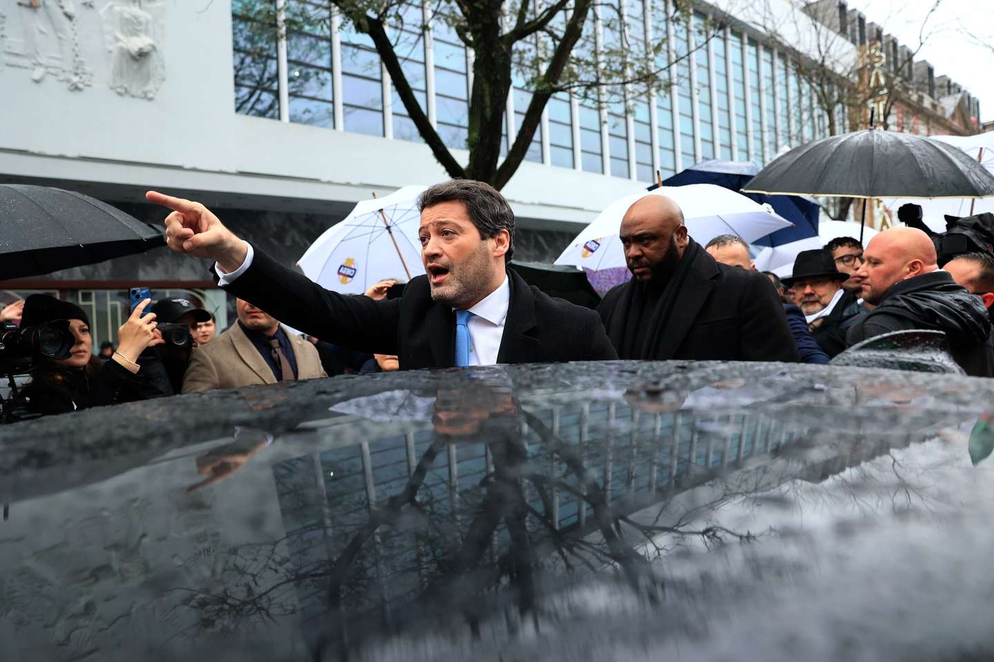 O presidente do Chega, André Ventura (C), durante arruada na rua de Santa Catarina, no centro do Porto, 25 de fevereiro de 2024. Arranca este domingo oficialmente a campanha eleitoral, nos termos da legislação, acabando no dia 8 de março, em contagem decrescente para as eleições legislativas de 10 de março, convocadas após a demissão do primeiro-ministro, António Costa, a 7 de outubro. ESTELA SILVA/LUSA