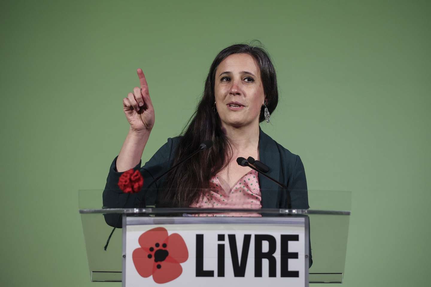 A candidata do Livre por Lisboa, Isabel Mendes Lopes, intervém durante o comício de encerramento de campanha para as eleições legislativas de 10 de março, Lisboa, 7 de março de 2024. Mais de 10,8 milhões de portugueses são chamados a votar no domingo para eleger 230 deputados à Assembleia da República. A estas eleições concorrem 18 forças políticas (15 partidos e três coligações). CARLOS M. ALMEIDA/LUSA