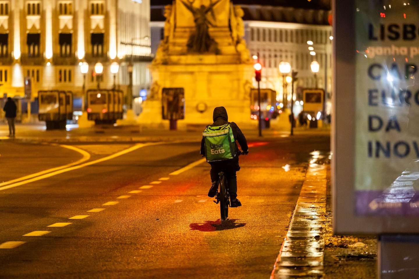 Um estafeta de uma plataforma de entrega de comida (bolt, uber eats), pedala na Avenida da Liberdade, em Lisboa, 23 de janeiro de 2024. JOSÉ SENA GOULÃO/LUSA