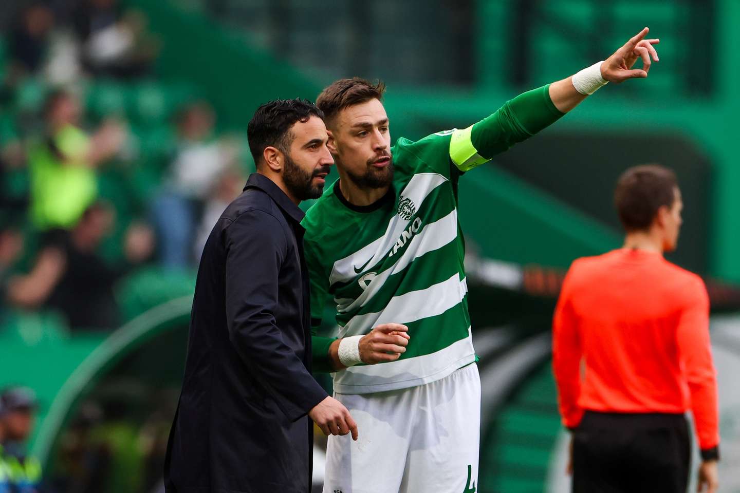 Sporting head coach Ruben Amorim speaks with his captain Sebastian Coates (R) during their UEFA Europa League round of 16 first leg match against Atalanta, held at Alvalade Stadium, in Lisbon, Portugal, 06 March 2024. JOSE SENA GOULAO/LUSA