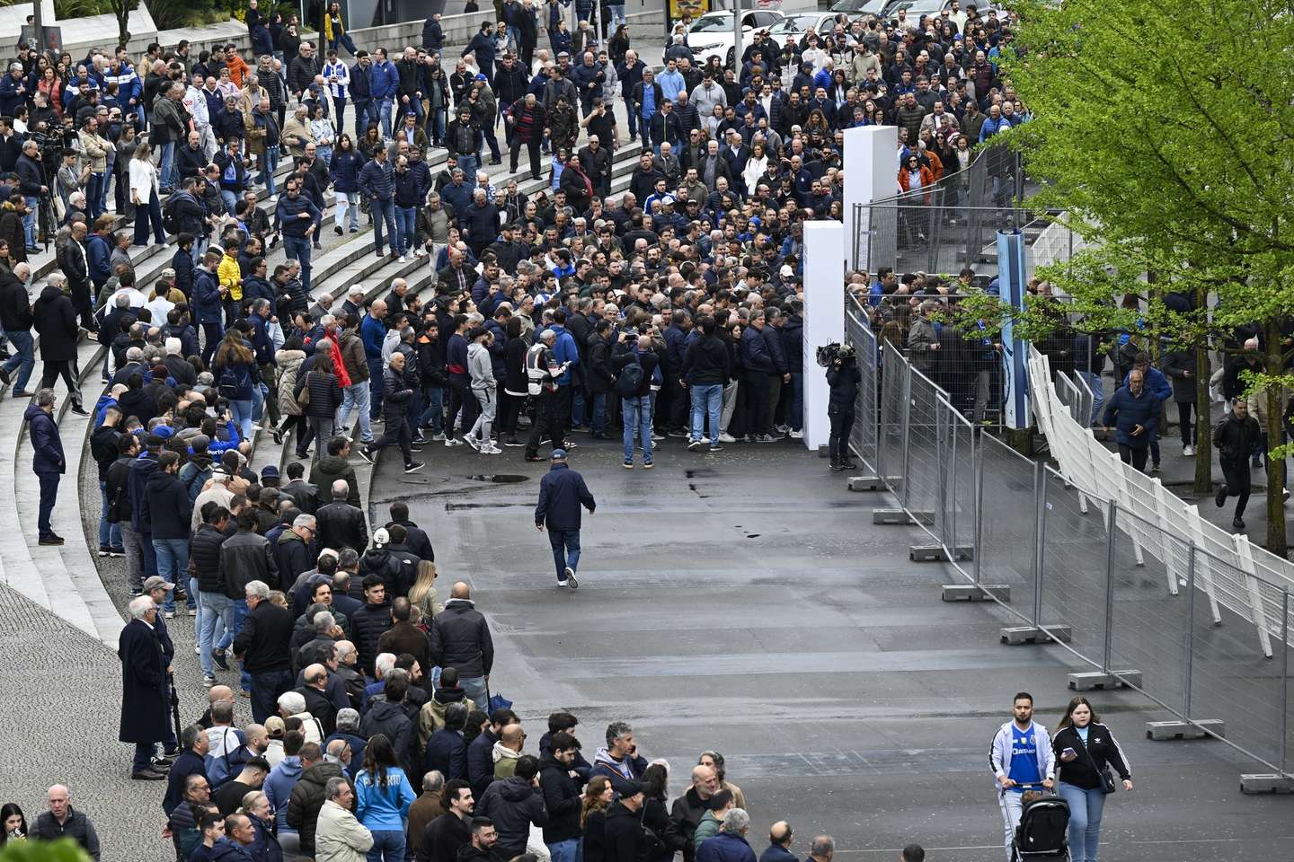 Sócios aguardam a sua vez para votarem nas eleições dos orgãos sociais do Futebol Clube do Porto, no estádio do Dragão, Porto, 27 de abril de 2024. Milhares de sócios poderão escolher entre Pinto da Costa (Lista A), André Villas Boas (Lista B) e Nuno Lobo (Lista C).  FERNANDO VELUDO/LUSA