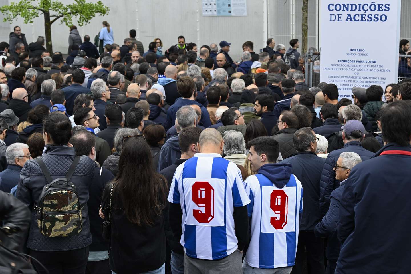 Sócios aguardam a sua vez para votarem nas eleições dos orgãos sociais do Futebol Clube do Porto, no estádio do Dragão, Porto, 27 de abril de 2024. Milhares de sócios poderão escolher entre Pinto da Costa (Lista A), André Villas Boas (Lista B) e Nuno Lobo (Lista C).  FERNANDO VELUDO/LUSA