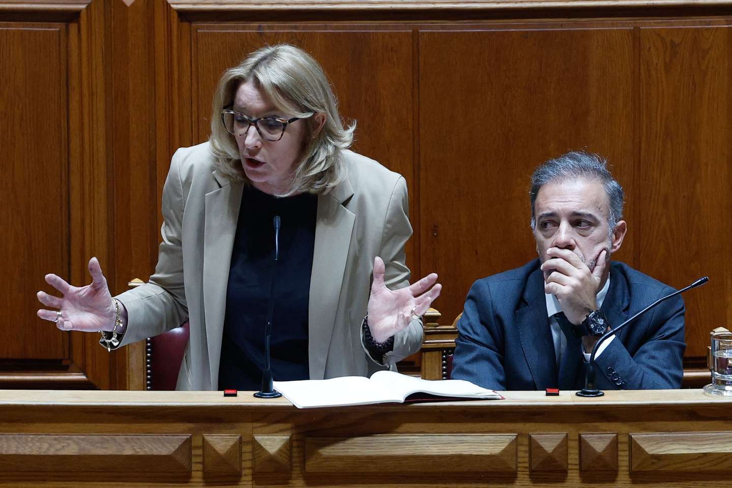 A ministra do Trabalho, Solidariedade e Segurança Social, Maria do Rosário Palma Ramalho (E), ladeada pelo ministro dos Assuntos Parlamentares, Pedro Duarte (D), intervém durante o debate de atualidade, requerido pelo Bloco de Esquerda (BE), sobre "Muito km para pouco dinheiro: direitos para motoristas e estafetas das plataformas", na Assembleia da República, em Lisboa, 18 de abril de 2024. ANTÓNIO PEDRO SANTOS/LUSA