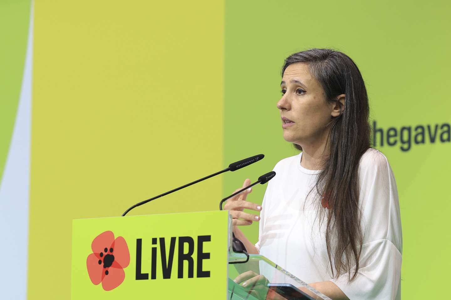 A deputada e lider  parlamentar do Livre, Isabel Mendes Lopes, intervem durante o 14º Congresso do Livre, que decorre no Pavilhão Municipal da Costa da Caparica, em Almada, 11 de maio de 2024. ANTÓNIO COTRIM/LUSA