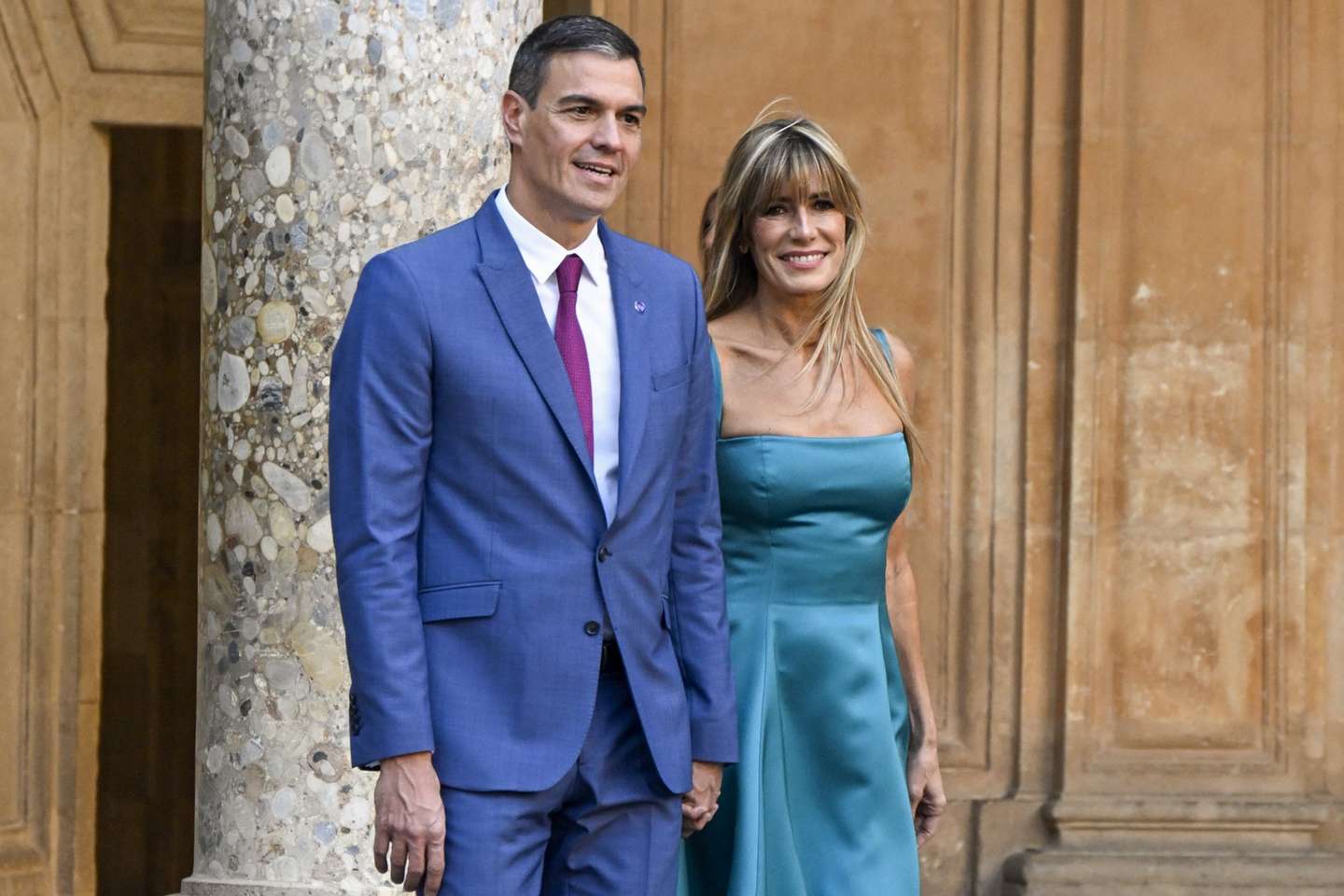 epa10901974 Spain's acting Minister Pedro Sanchez (L) and his wife Begona Gomez (R) arrive to Carlos V Palace in the framework of the third meeting of the European Political Community in Granada, Spain, 05 October 2023.  EPA/MIGUEL ANGEL MOLINA