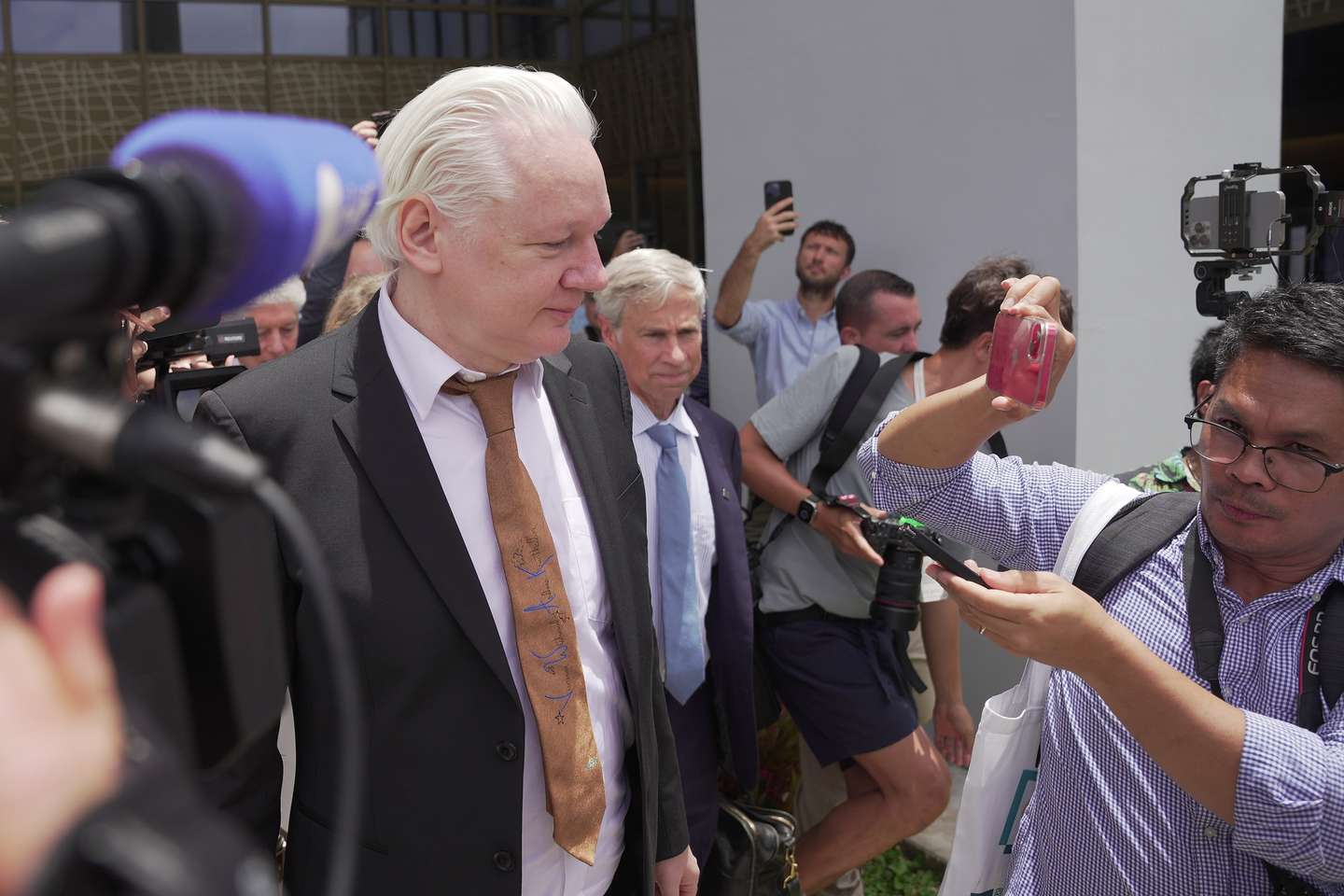 epa11438293 WikiLeaks founder Julian Assange leaves the United States District Court for the Northern Mariana Islands on the island of Saipan in the Northern Mariana Islands, a commonwealth of the United States, 26 June 2024. According to court filings, US prosecutors said they anticipate Assange will plead guilty to the criminal count of conspiring to obtain and disclose classified documents relating to the national defense of the United States. A statement posted by WikiLeaks on the social media platform 'X' said Assange was freed from Belmarsh maximum security prison in the United Kingdom on the morning of 24 June, after having spent 1,901 days there. His wife Stella confirmed on X that 'Julian is free' and thanked supporters.  EPA/SAMANTHA SALAMON