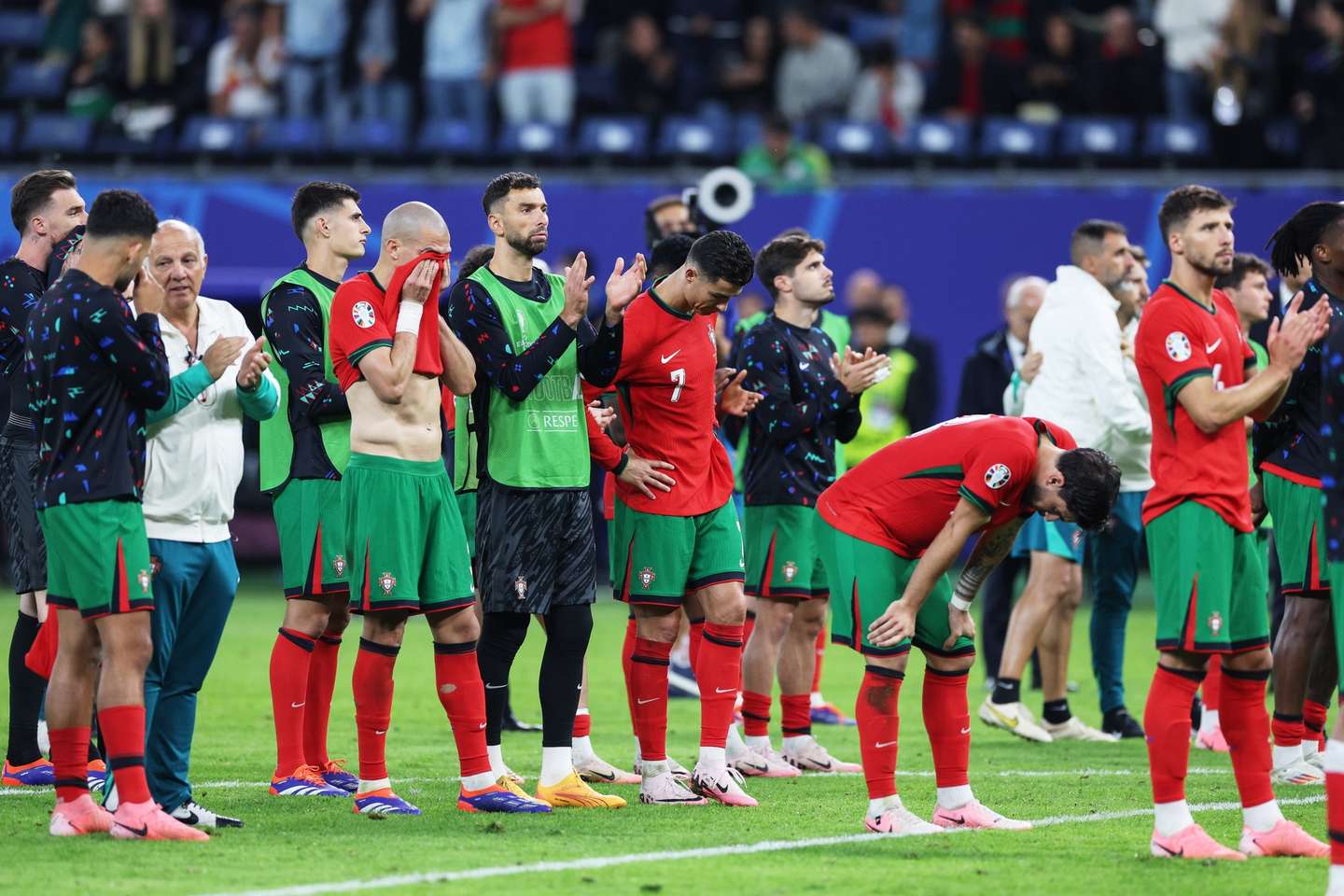 epa11461209 Portugal players applaud to supporters after losing the penalty shoot-out of the UEFA EURO 2024 quarter-finals soccer match between France and Portugal, in Hamburg, Germany, 05 July 2024.  EPA/MIGUEL A. LOPES