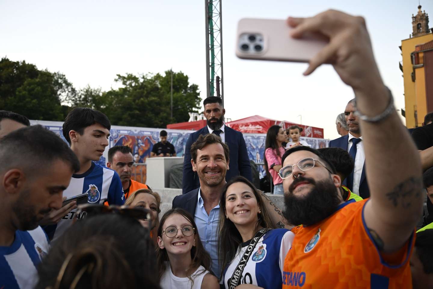 O treinador do FC Porto, André Villas-Boas (C), tira uma selfie com simpatizantes durante a iniciativa "FC Porto na Baixa", com a participação da equipa principal de futebol e de atletas de todas as modalidades do clube, Porto, 25 de julho de 2024. FERNANDO VELUDO/LUSA