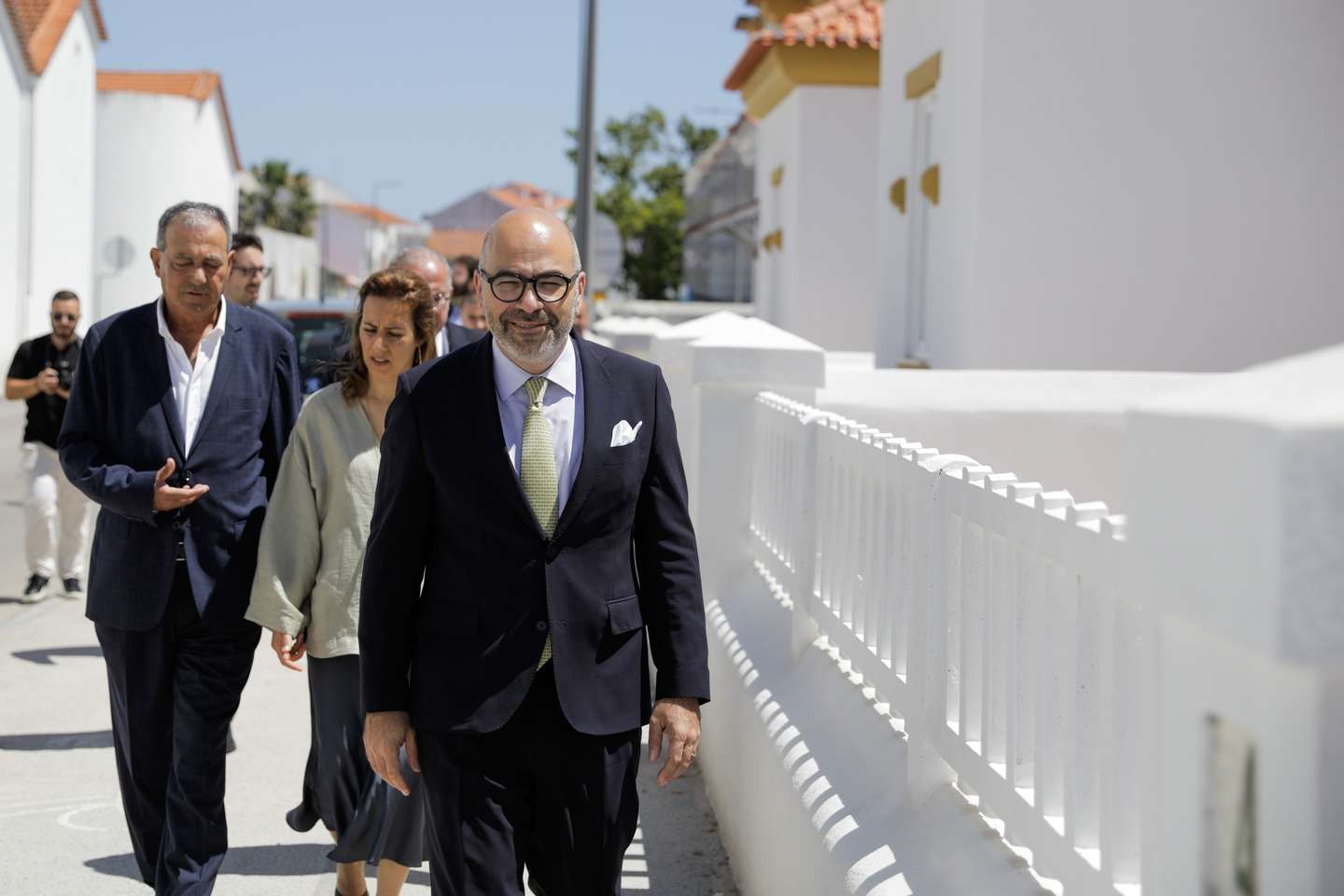 O ministro das Infraestruturas e Habitação, Miguel Pinto Luz (D), acompanhado pelo presidente da Câmara Municipal do Entroncamento, Jorge Faria (E), pela secretária de Estado das Infraestruturas e Habitação, Patrícia Gonçalves Costa (C), preside à cerimónia de entrega de novas habitações atribuídas por sorteio em arrendamento acessível, financiadas pelo Plano de Recuperação e Resiliência (PRR), no Entroncamento, 01 de agosto de 2024. PAULO CUNHA/LUSA