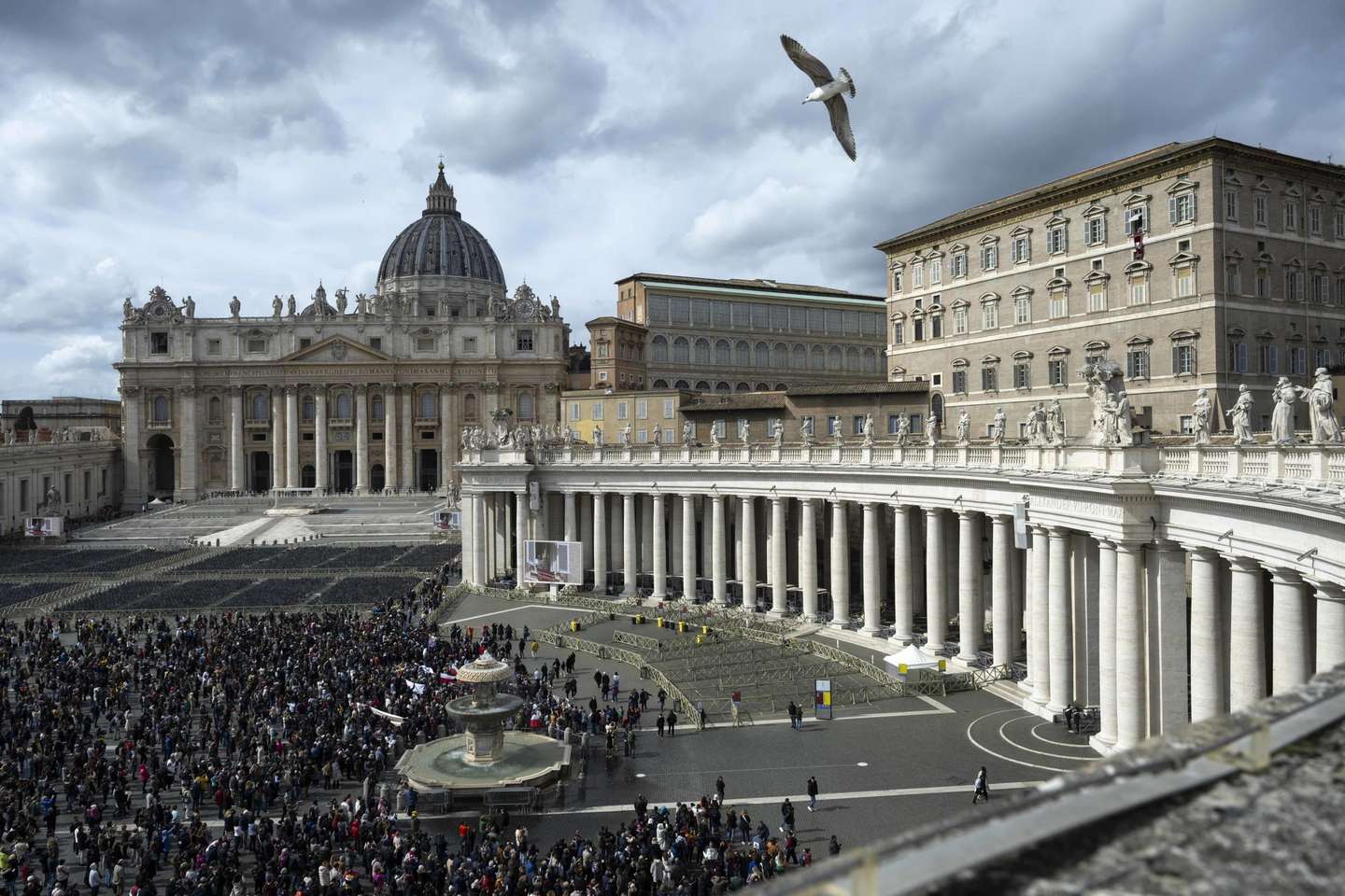 epa11196167 A handout photo made available by the Vatican Media shows faithful gathered at St. Peter's Square to listen to Pope Francis leading his Angelus prayer from the window of his office, at the Vatican City, 03 March 2024.  EPA/VATICAN MEDIA / HANDOUT  HANDOUT EDITORIAL USE ONLY/NO SALES HANDOUT EDITORIAL USE ONLY/NO SALES
