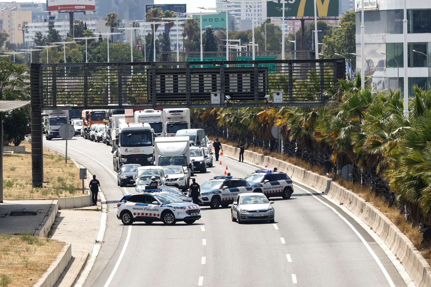 epa11536309 Catalan regional police force Mossos d'Esquadra stop vehicles at a roadblock in Barcelona, Spain, 08 August 2024. Catalonia police were searching for former regional president Carles Puigdemont who returned to Spain on 08 August, seven years after fleeing the country following a failed secession attempt. He appeared at a welcoming ceremony in central Barcelona in the morning of 08 August where he addressed thousands of supporters, despite there being an arrest warrant against him.  EPA/QUIQUE GARCIA ATTENTION EDITORS: IMAGE PIXELATED AT SOURCE TO COMPLY WITH SPANISH LAW