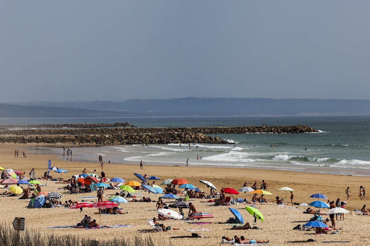 A ministra do Ambiente e Energia, Maria da Graça Carvalho e a presidente da Câmara Municipal de Almada, Inês de Medeiros (ausentes na fotografia), visitam projetos realizados no âmbito da proteção costeira (ReDuna) Praia de São João, Costa da Caparica. ANTÓNIO COTRIM/LUSA