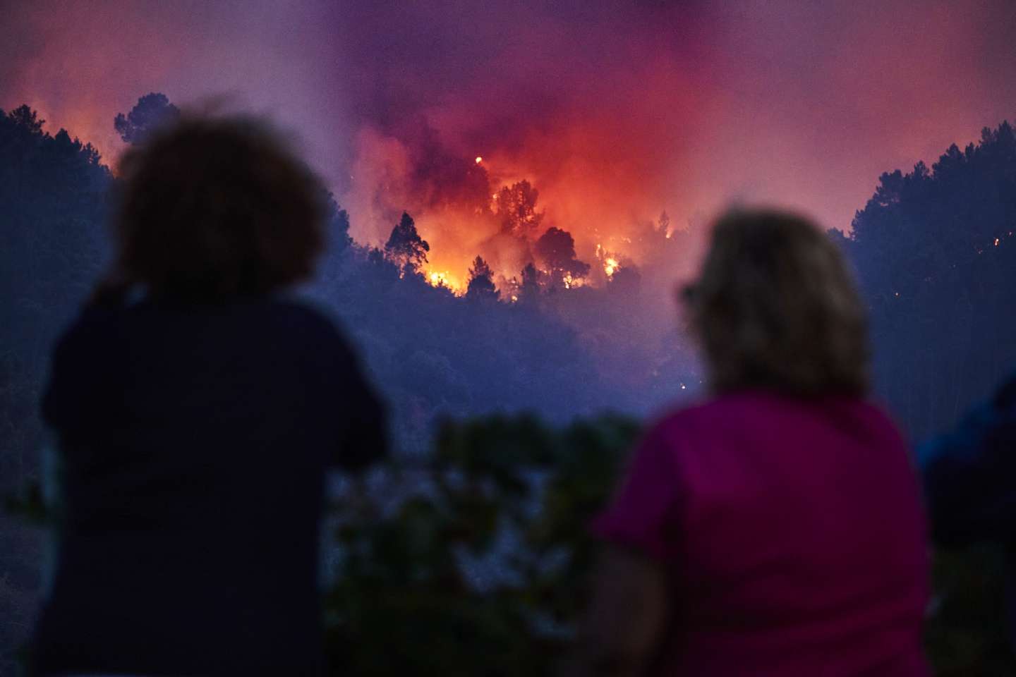 Populares observam o incêndio que lavra em Silvares, no concelho do Fundão, Castelo Branco, 13 de setembro de 2024. MIGUEL PEREIRA DA SILVA/LUSA