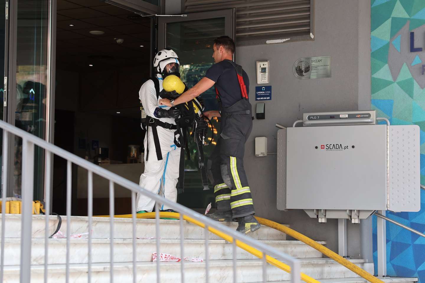 Uma residência universitária na Rua Conde Redondo, em Lisboa, onde vivem mais de 200 estudantes, foi evacuada hoje de manhã devido a uma intoxicação química, tendo sido assistidos no local pelo menos três jovens, segundo informações dos Sapadores Bombeiros, 17 de setembro de 2024. JOÃO RELVAS/LUSA