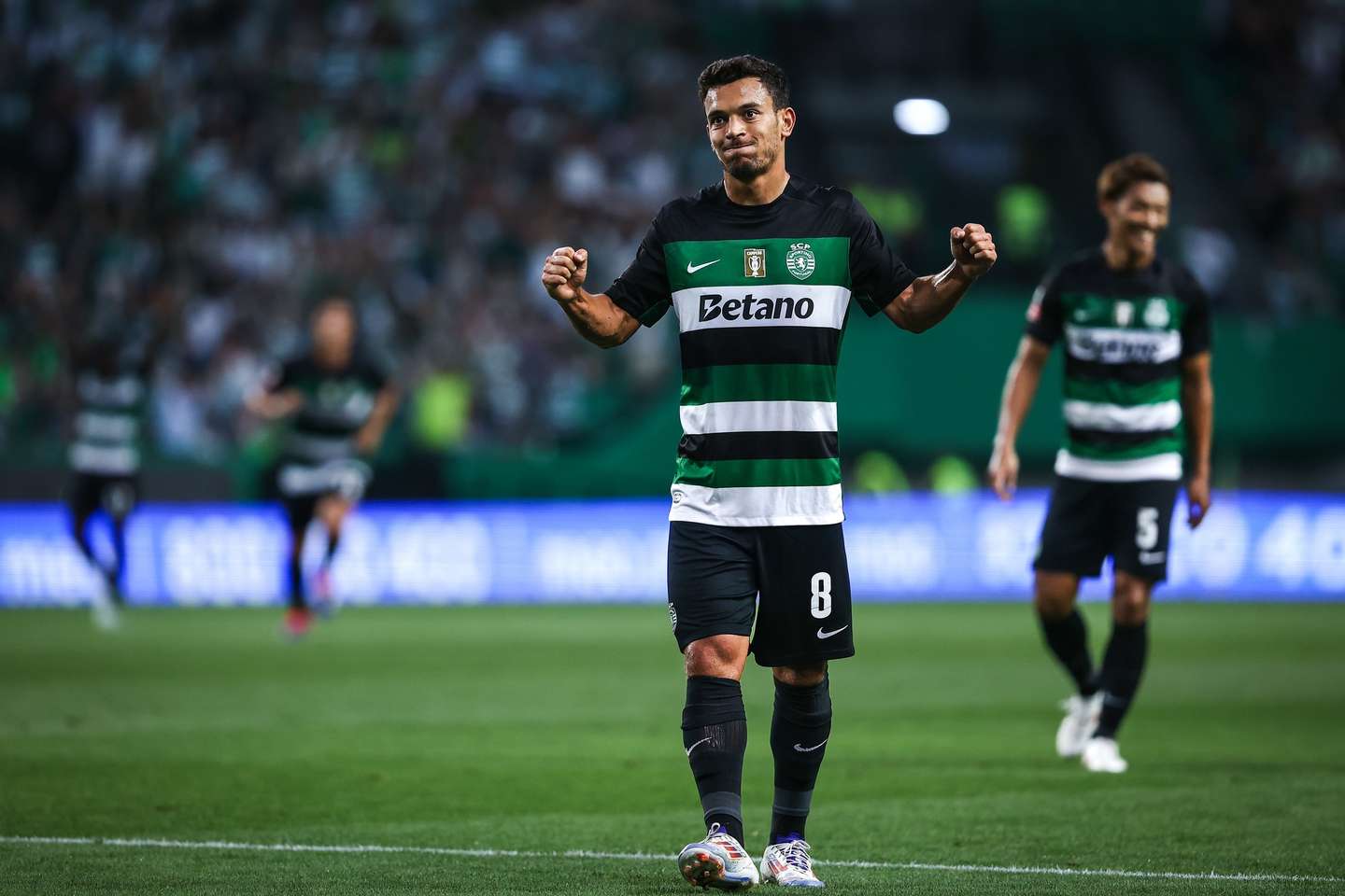 epa11541069 Sporting CP player Pedro Goncalves (C) celebrates after scoring a goal against Rio Ave during the First League Soccer match held at Alvalade Stadium, in Lisbon, Portugal, 9 August 2024.  EPA/RODRIGO ANTUNES