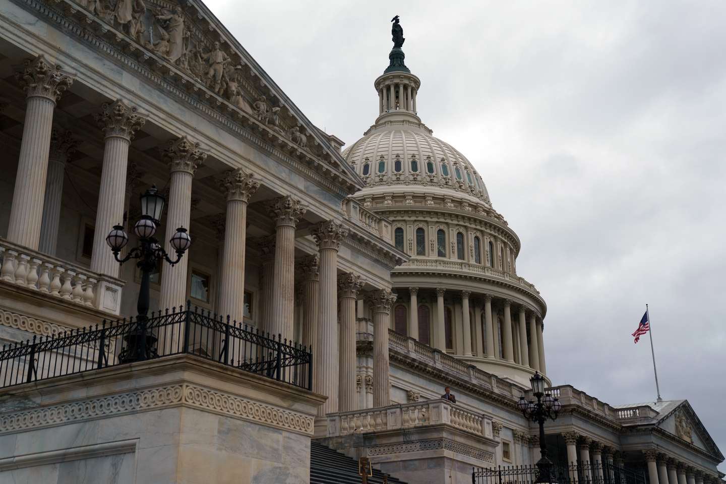 epa11621536 The US Capitol in Washington, DC, USA, 23 September 2024. Lawmakers are discussing a deal to complete votes on a funding deal to prevent a US government shutdown at the end of the month.  EPA/WILL OLIVER