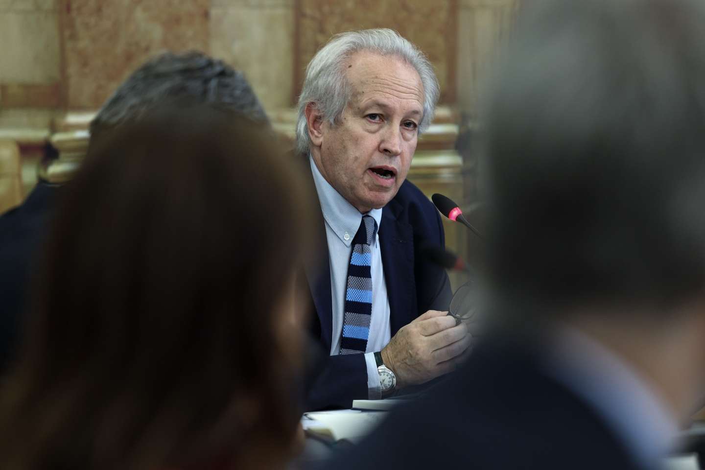 O diretor-geral demissionário da Direção-Geral de Reinserção e Serviços Prisionais, Rui Abrunhosa Gonçalves, intervém na sua audição perante a comissão de Assuntos Constitucionais, Direitos, Liberdades e Garantias, sobre a evasão de cinco reclusos do Estabelecimento Prisional de Vale de Judeus, na Assembleia da República, em Lisboa, 26 de setembro de 2024. MIGUEL A. LOPES/LUSA