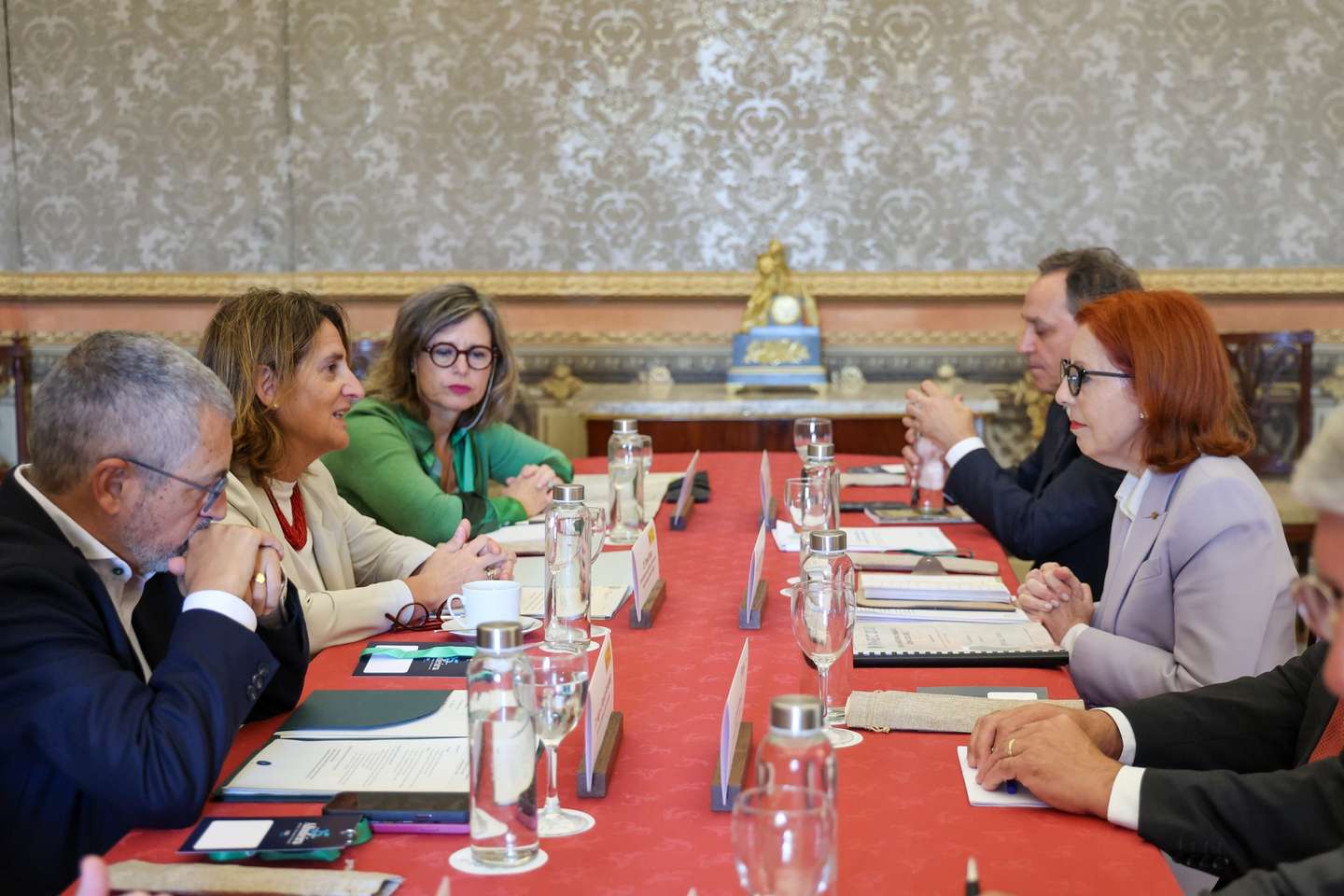 A vice-presidente do Governo e ministra da Transição Ecológica de Espanha, Teresa Ribera (2-E), e a ministra do Ambiente e Energia de Portugal, Maria da Graça Carvalho (D), participam num encontro no âmbito da cerimónia comemorativa do 25.º aniversário do Acordo de Albufeira (1998-2023), em Aranjuez, Espanha, 27 de setembro de 2024. MARIO SOHO/EFE/LUSA