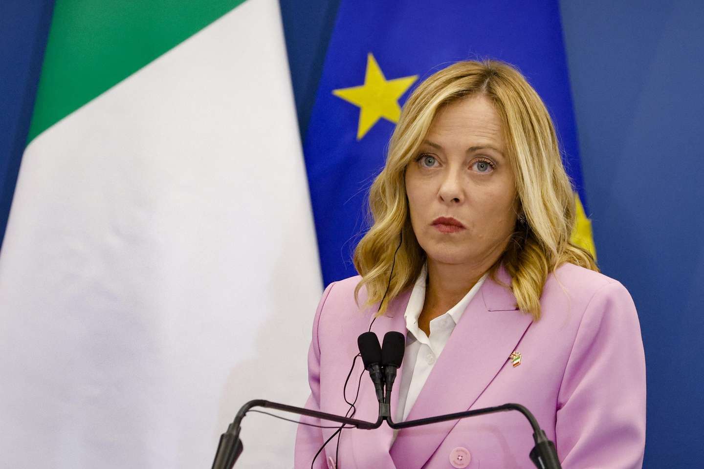 epa11608187 Italian Prime Minister Giorgia Meloni attends a press conference with British Prime Minister Keir Starmer (not pictured) following their meeting at Villa Doria Pamphilj in Rome, Italy, 16 September 2024. Italian Prime Minister Meloni and British Prime Minister Starmer agreed on the need to explore new solutions to the issue of migrant arrivals during their encounter in Rome on 16 September, according to Meloni's statement.  EPA/FABIO FRUSTACI