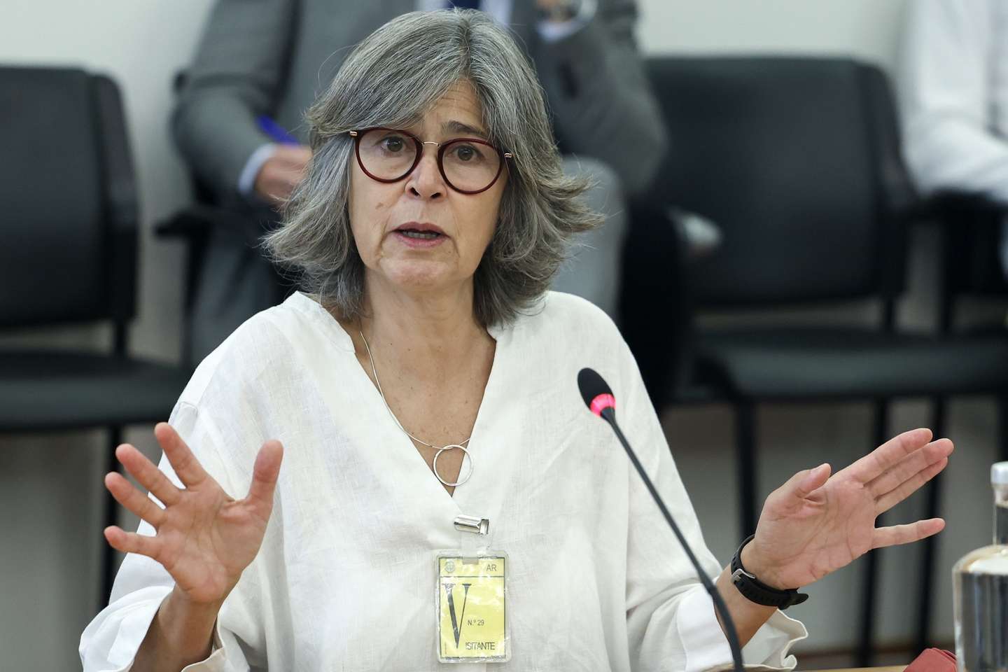 Teresa Moreno, neuropediatra que acompanhou as menores e co-autora da carta dirigida ao então diretor clínico do Centro Hospital de Santa Maria a contestar o tratamento, fala durante a sua audição perante os deputados da Comissão Parlamentar de Inquérito - Gémeas Tratadas com o Medicamento Zolgensma, na Assembleia da República, em Lisboa, 11 de outubro de 2024. Em causa o processo, que tem como arguidos o ex-secretário de Estado da Saúde, Lacerda Sales, e Nuno Rebelo de Sousa, filho do Presidente da República, está o tratamento hospitalar das duas crianças luso-brasileiras que receberam o medicamento Zolgensma. ANTÓNIO COTRIM/LUSA