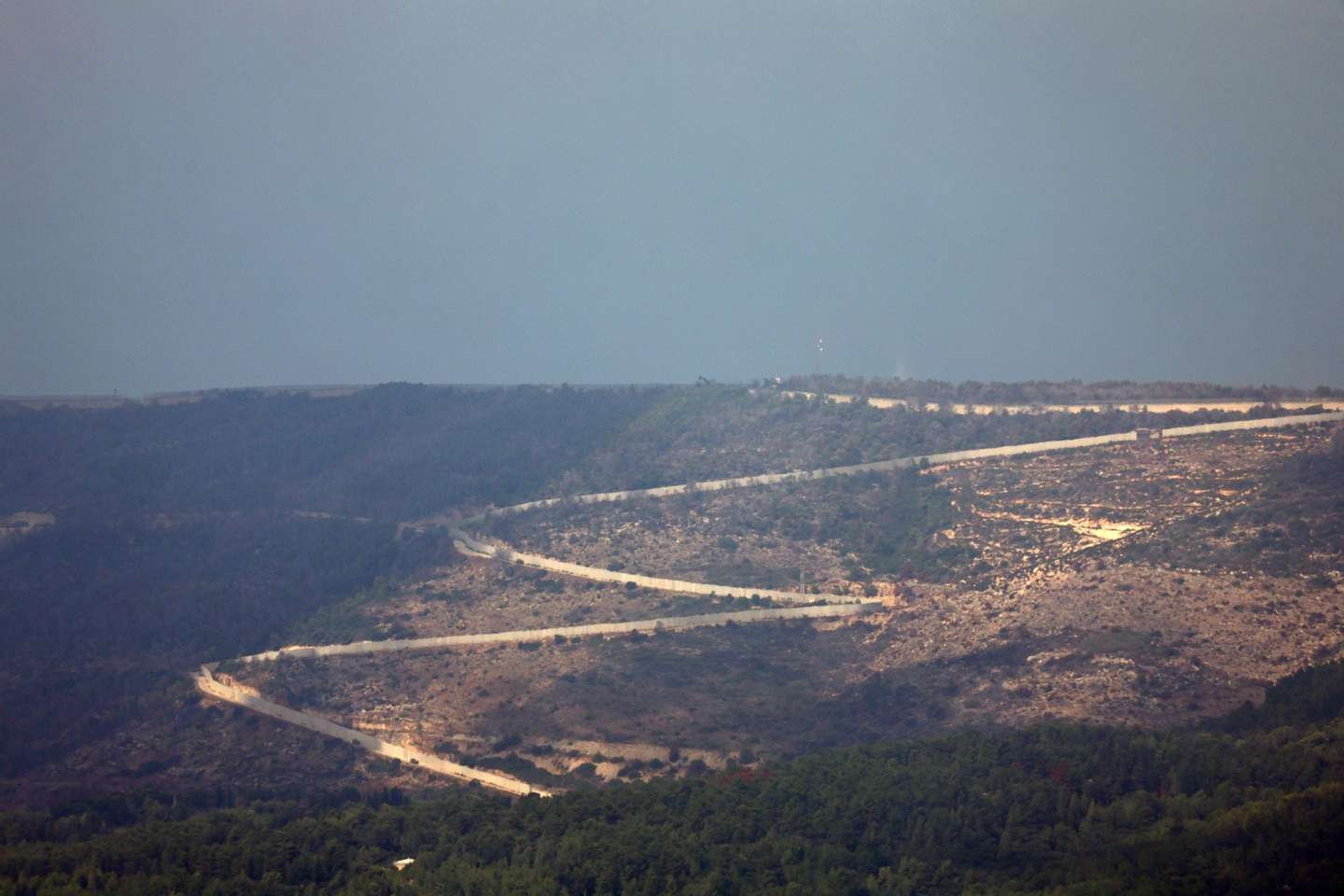 epaselect epa11657157 A view of the separation wall between Israel and Lebanon in the western Galilee, northern Israel, 13 October 2024. The Israeli Army reported that approximately 115 projectiles that were fired by Hezbollah have crossed from Lebanon into Israel.  EPA/ATEF SAFADI