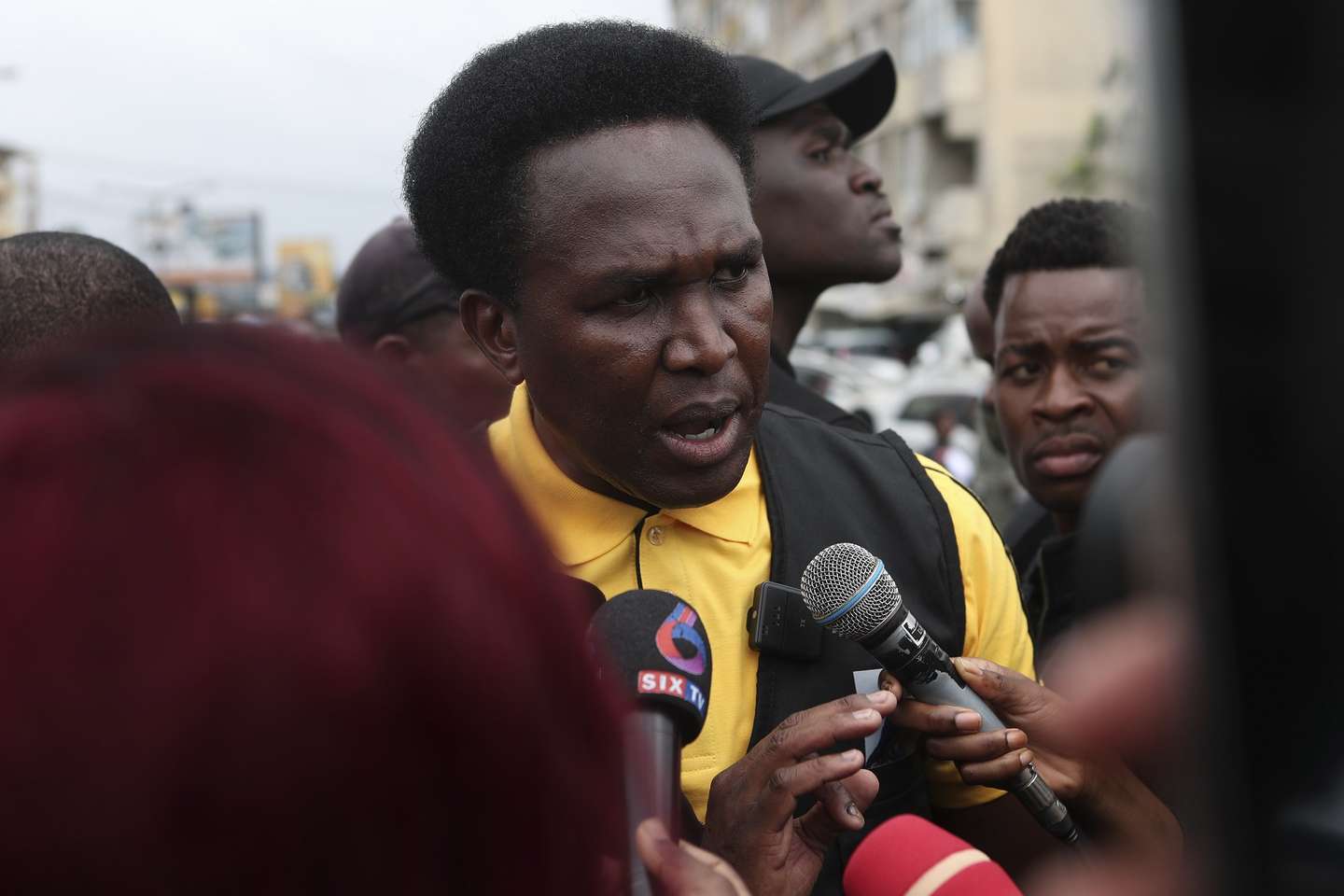 O candidato presidencial Venâncio Mondlane (C) fala aos jornalistas, em Maputo, Moçambique, 21 de outubro de 2024. A Polícia moçambicana lançou hoje gás lacrimogéneo contra o local onde o candidato presidencial Venâncio Mondlane fazia declarações aos jornalistas, a apelar à calma no âmbito da marcha que convocou, obrigando o político a fugir. LUÍSA NHANTUMBO/LUSA