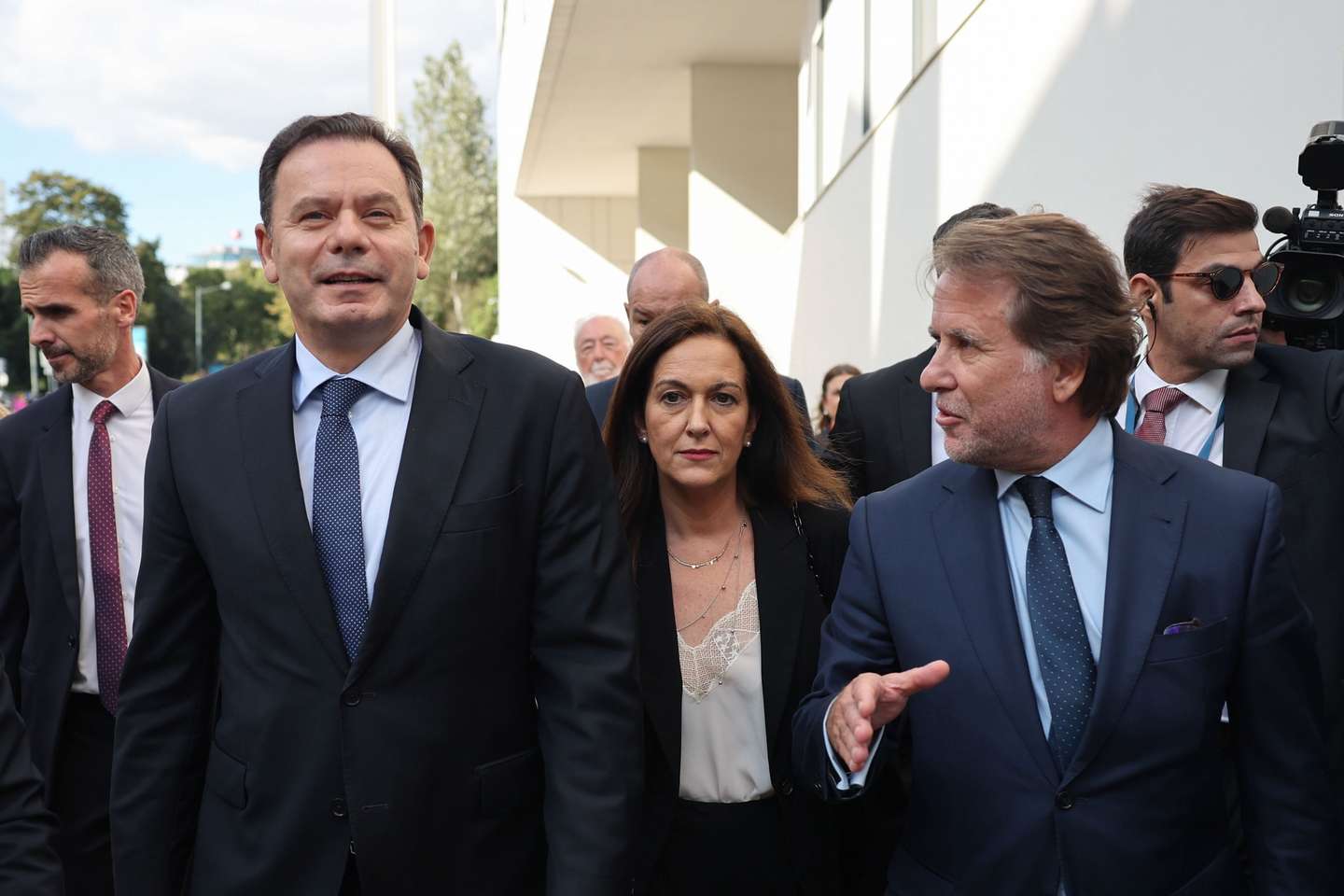 O primeiro-ministro, Luís Montenegro (E) acompanhado pela ministra da Justiça, Rita Júdice, e pelo diretor nacional da Polícia Judiciária (PJ), Luís Neves, durante a cerimónia de inauguração do Laboratório Digital Forense da Polícia Judiciária e 79.º Aniversário da PJ, em Lisboa, 21 de outubro de 2024. ANTÓNIO COTRIM/LUSA