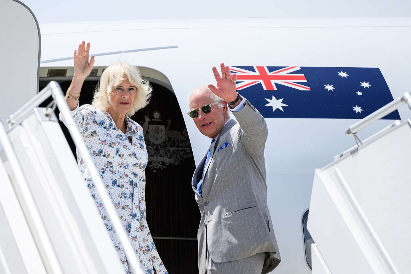 epaselect epa11676514 Britain's King Charles III (R) and Queen Camilla wave during their official departure from Australia at Sydney Kingsford Smith Airport in Sydney, Australia, 23 October 2024. King Charles III and Queen Camilla will fly to Samoa to attend the Commonwealth Heads of Government Meeting (CHOGM).  EPA/BIANCA DE MARCHI / POOL NO ARCHIVING AUSTRALIA AND NEW ZEALAND OUT