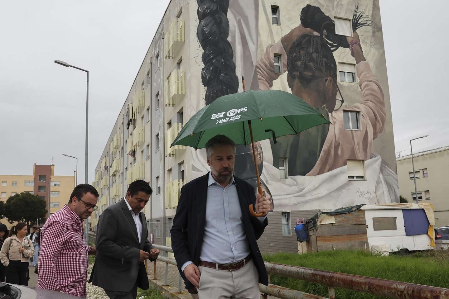 O secretário-geral do Partido socialista Pedro Nuno Santos (D) durante a deslocação ao Bairro do Zambujal com visitas à creche da Santa Casa da Misericórdia da Amadora, à Associação CAZAmbujal e à Associação de Moradores do Bairro do Zambujal, Lisboa, 4 de novembro de 2024. JOÃO RELVAS/LUSA