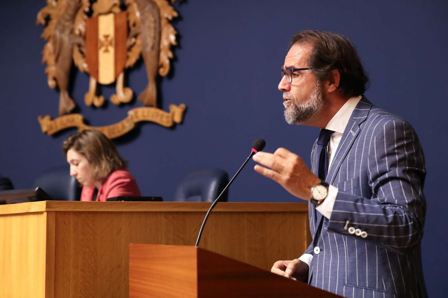 Miguel Albuquerque, presidente do Governo Regional da Madeira, esta manhã durante a apreciação e votação da Moção de Censura ao XV Governo Regional da Madeira, da autoria do Chega, tendo por base o regimento específico aprovado em reunião da Conferência dos Representantes dos Partidos, na Assembleia Legislativa da Madeira, no Funchal, Madeira, 17 de dezembro de 2024. HOMEM DE GOUVEIA/LUSA
