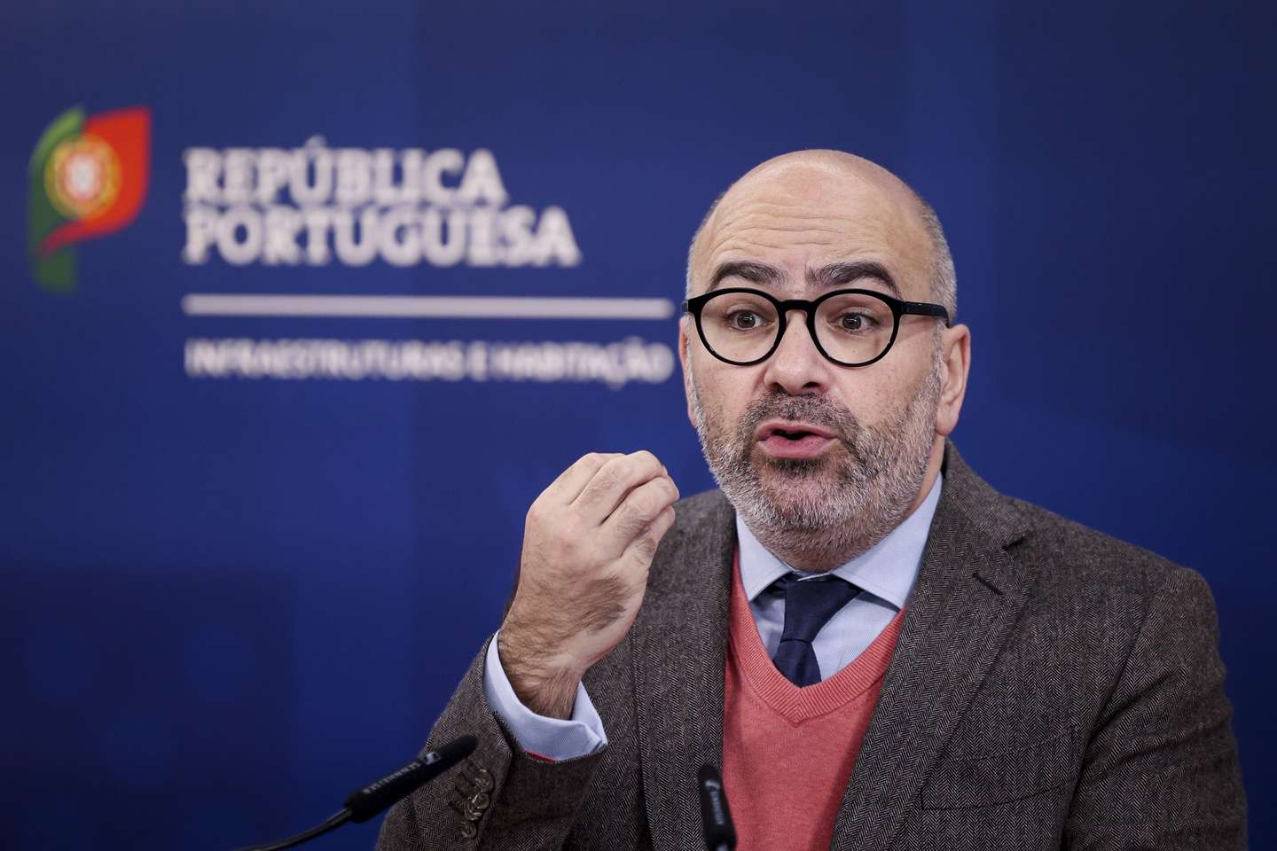 O ministro das Infraestruturas e Habitação, Miguel Pinto Luz, intervém durante a assinatura do protocolo de cooperação com a Câmara Municipal de Lisboa a propósito do Projeto Piloto de Logística Urbana de Lisboa com o objetivo de compatibilizar o tráfego de mercadorias e a sustentabilidade ambiental nas zonas urbanas e, ao mesmo tempo, contribuir para a transformação das cidades em cidades inteligentes, promovendo a eficácia da logística do transporte urbano de mercadorias e das entregas de último quilómetro com emissões nulas, em Lisboa, 19 de dezembro de 2024. FILIPE AMORIM/LUSA