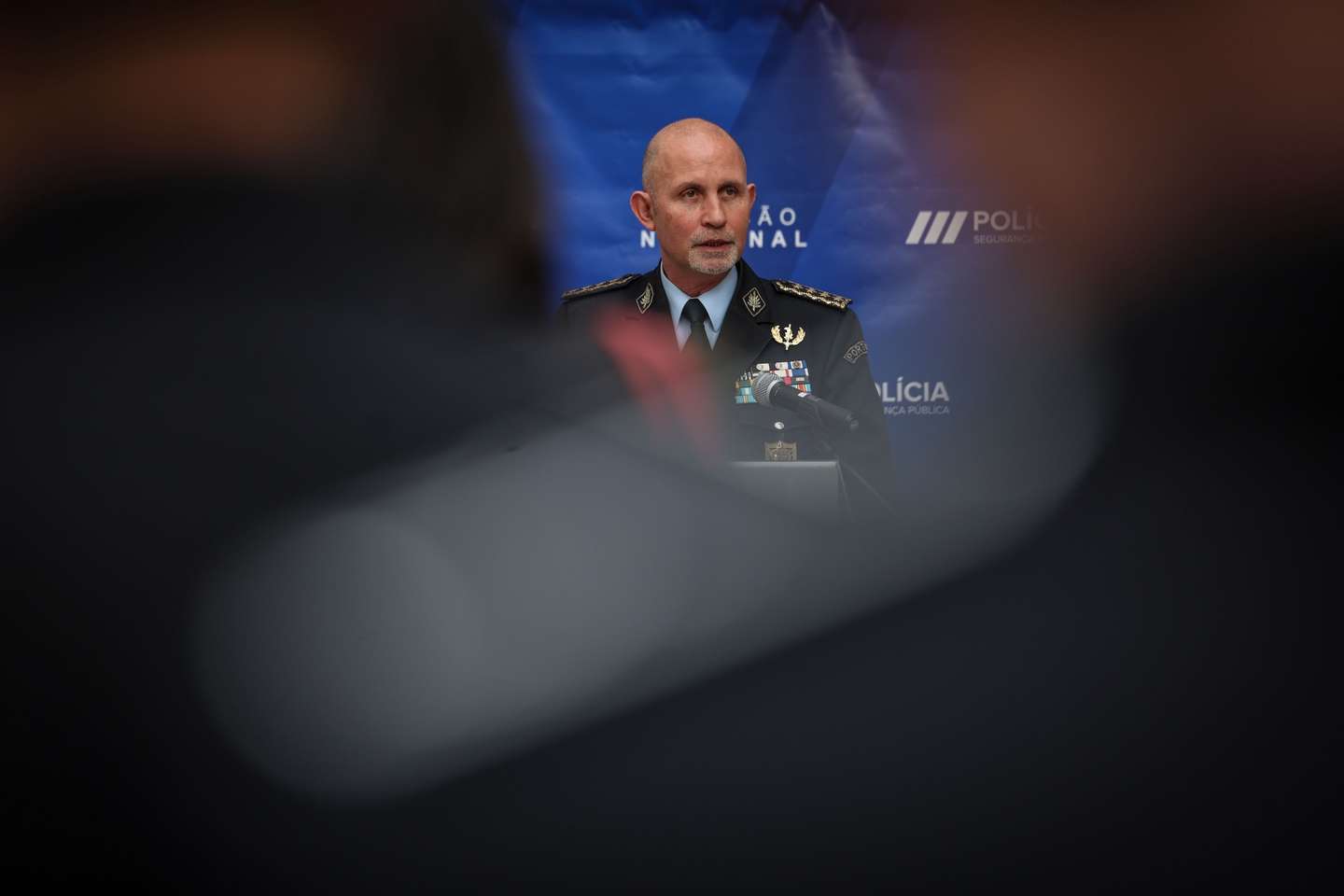 O diretor nacional da Polícia de Segurança Pública, Luís Carrilho, durante a cerimónia de entrega de viaturas à Polícia de Segurança Pública, na Direção Nacional da Polícia de Segurança Pública, em Lisboa, 19 de dezembro de 2024.  TIAGO PETINGA/LUSA
