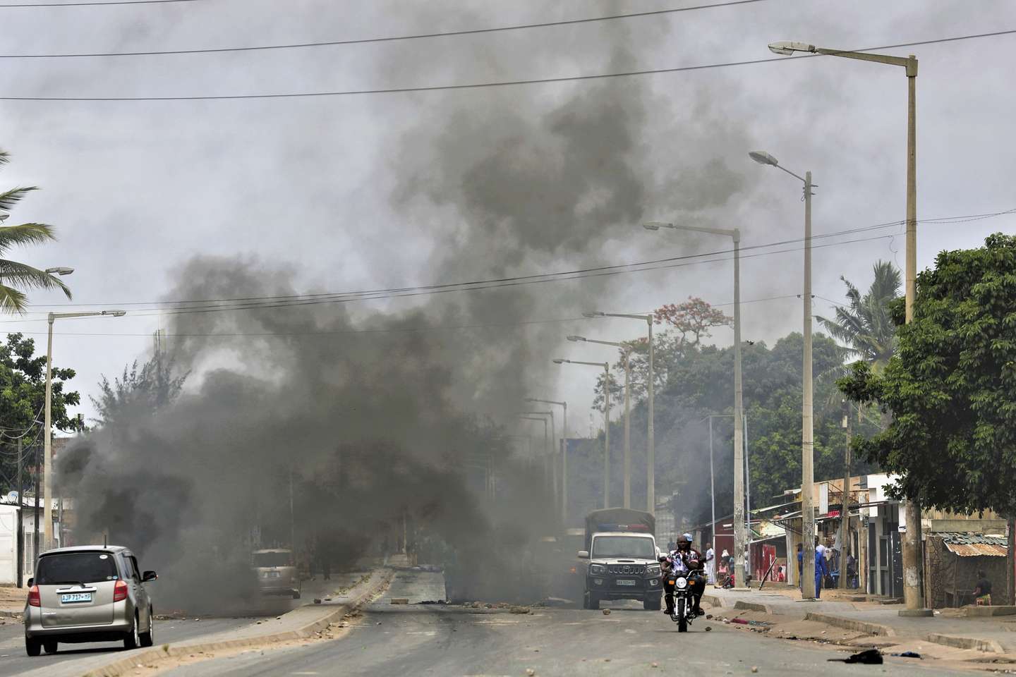 Um cenário de caos, barricadas, destruição e saques marca hoje a cidade de Maputo, um dia depois da proclamação dos resultados das eleições gerais, mas no meio das mesmas avenidas, bloqueadas por manifestantes, também se cozinha arroz com repolho, Maputo, Moçambique, 24 de dezembro de 2024. LUÍSA NHANTUMBO/LUSA