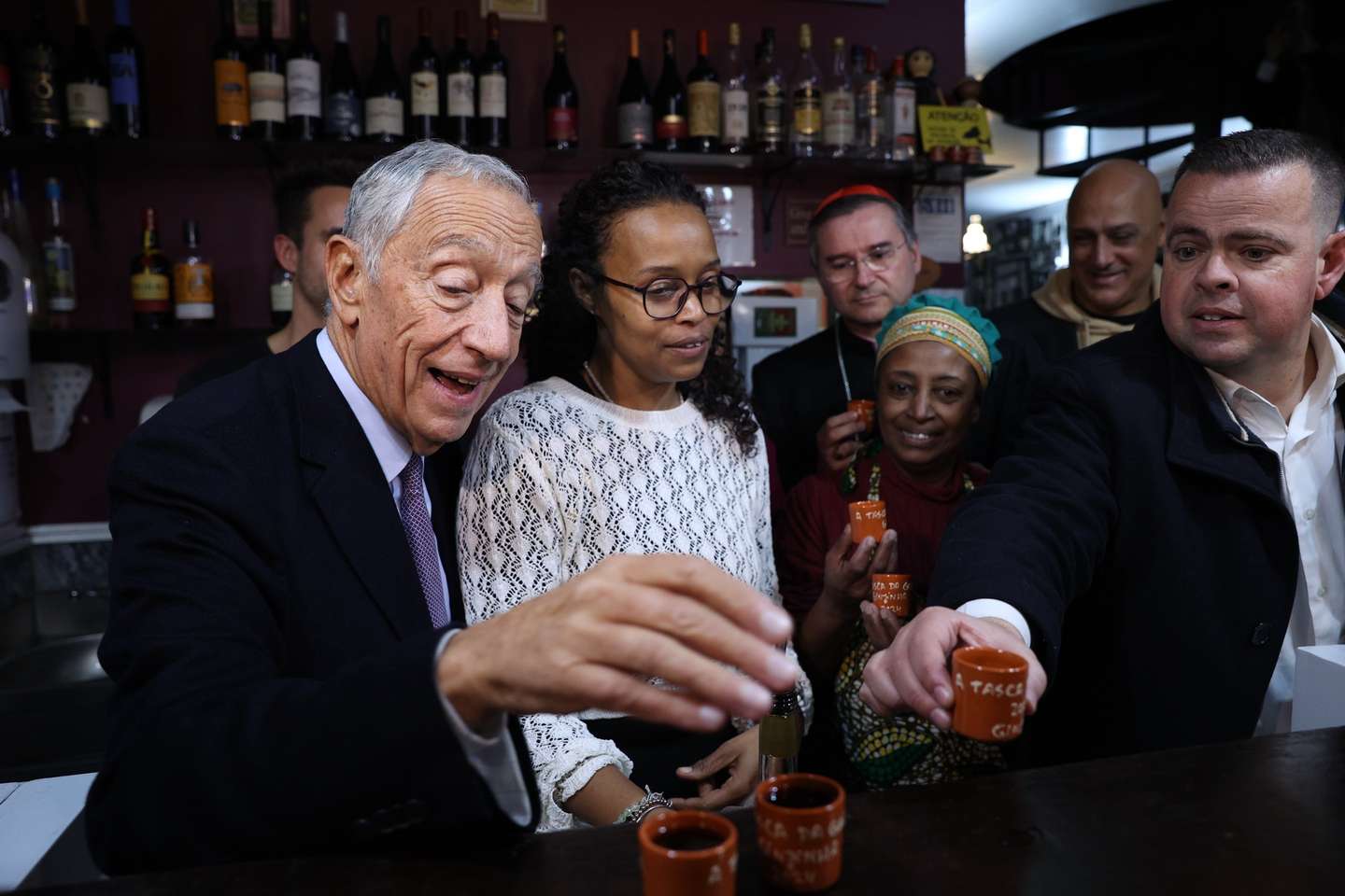 O Presidente da República, Marcelo Rebelo de Sousa (E), durante a deslocação ao Barreiro onde participou na tradição de Natal da ginjinha, Barreiro, 24 de dezembro de 2024.  MIGUEL A. LOPES/LUSA