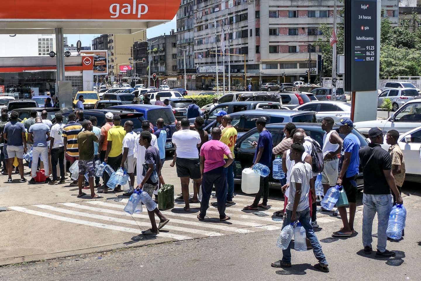 Várias dezenas de automobilistas e população tentam hoje abastecer num dos poucos postos ainda com combustível na capital moçambicana, com militares a tentar orientar o caos no local, em mais um dia de tensão pós-eleitoral no país, Maputo, Moçambique, 27 de dezembro de 2024. PAULO JULIÃO/LUSA