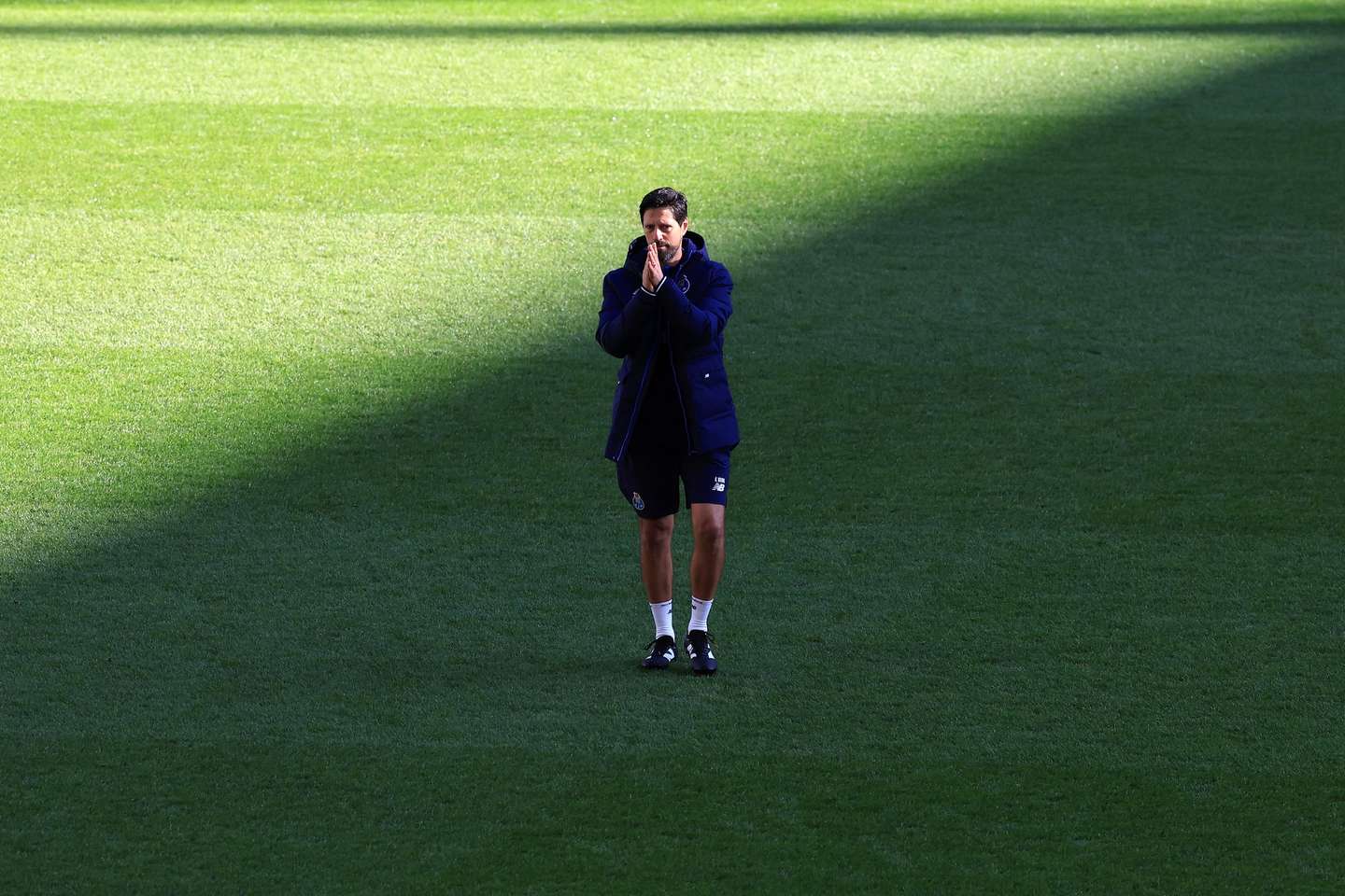 Vítor Bruno, treinador principal do FC Porto, reage durante o treino da equipa principal de futebol masculino, aberto aos adeptos no estádio do Dragão, 29 de dezembro de 2024. ESTELA SILVA/LUSA
