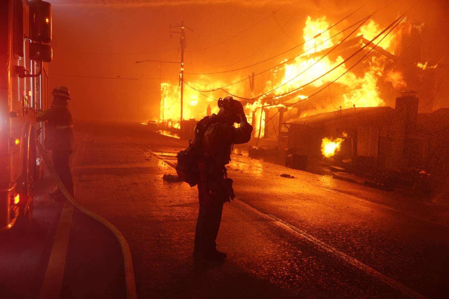epa11812621 A firefighter reacts as the Palisades wildfire burns multiple structures along the Pacific Coast Highway in Malibu, California, USA, 07 January 2025. California Governor Gavin Newsom declared a state of emergency as about 30,000 people were ordered to evacuate due to a large wildfire called the 'Palisades Fire' in the Palisades that has already burned about 3,000 acres, according to the California Department of Forestry and Fire Protection, CAL FIRE.  EPA/ALLISON DINNER