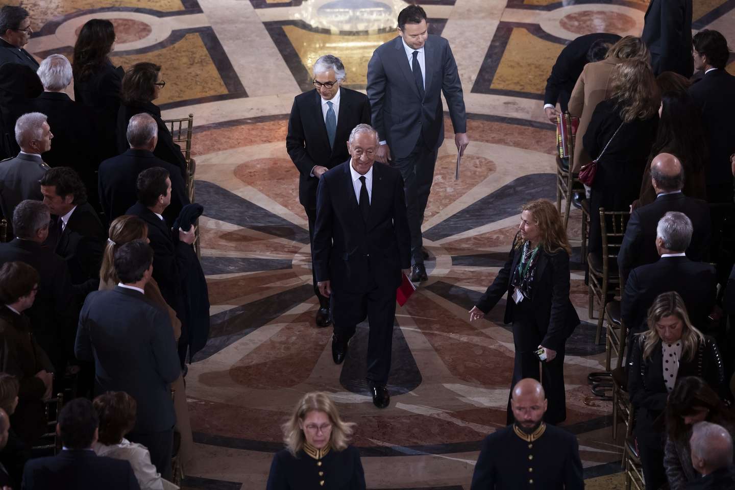 O Presidente da República, Marcelo Rebelo de Sousa (C), o primeiro-ministro, Luis Montenegro (C-D), e o presidente da Assembleia da República, José Pedro Aguiar Branco (C-E), durante a cerimónia de concessão de Honras de Panteão Nacional a Eça de Queiroz, para onde será transladado 125 anos após a sua morte, em Lisboa, 08 de janeiro de 2025. FILIPE AMORIM/LUSA