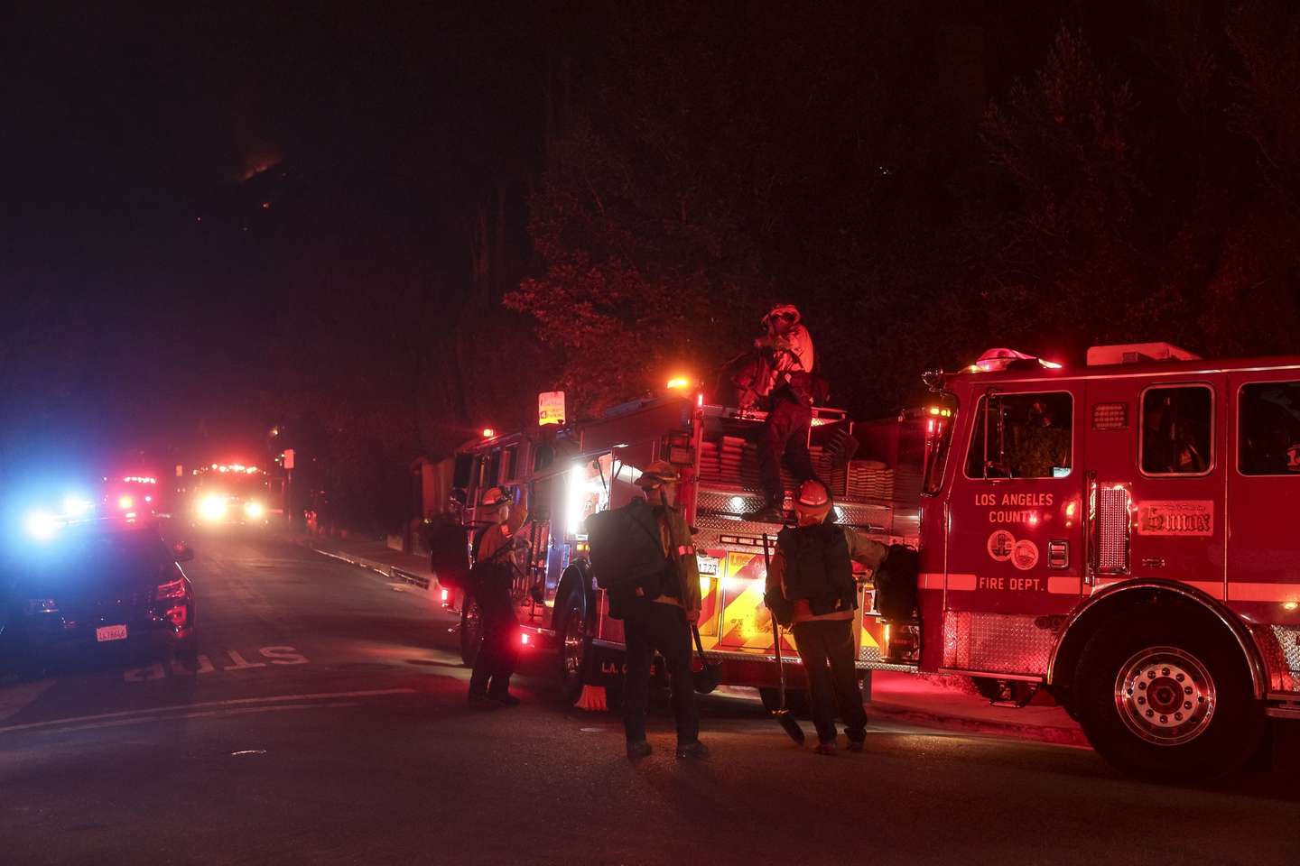 epa11814028 Firefighters take up position to battle the  Sunset wildfire in Los Angeles, California, USA, 08 January 2025. According to data from California Department of Forestry and Fire Protection (CAL FIRE) multiple wildfires are burning across thousands of acres and forcing thousands of evacuations and destroying hundreds of homes in the Los Angeles area.  EPA/ALLISON DINNER