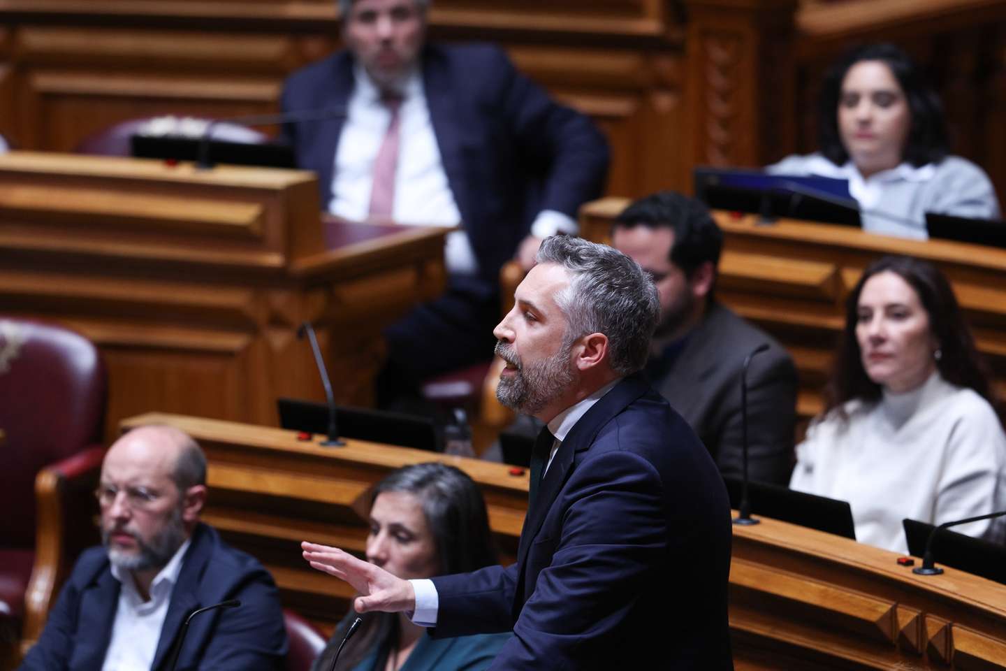 O deputado e secretário-geral do Partido Socialista (PS), Pedro Nuno Santos, interpela o primeiro-ministro no debate quinzenal, na Assembleia da República, em Lisboa, 15 de janeiro de 2025. TIAGO PETINGA/LUSA
